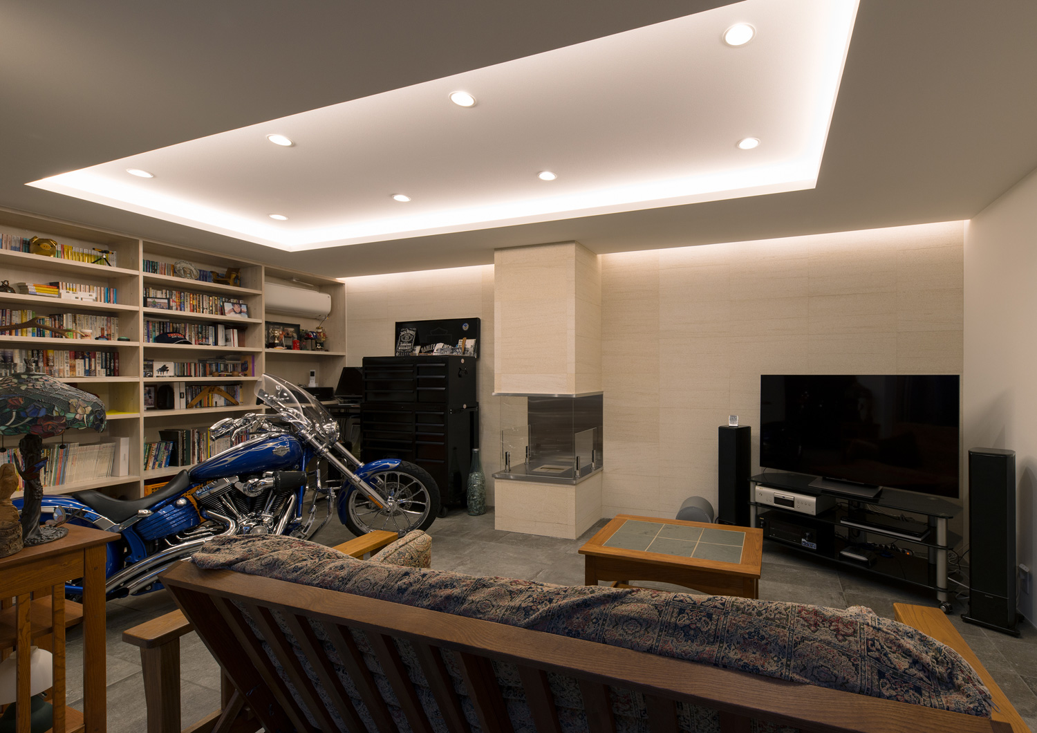 折り上げ天井に間接照明を取り付けたバイクのある部屋・デザイン住宅 注文住宅・デザイン住宅建築実例_『CASE593 CAMP』_趣味部屋