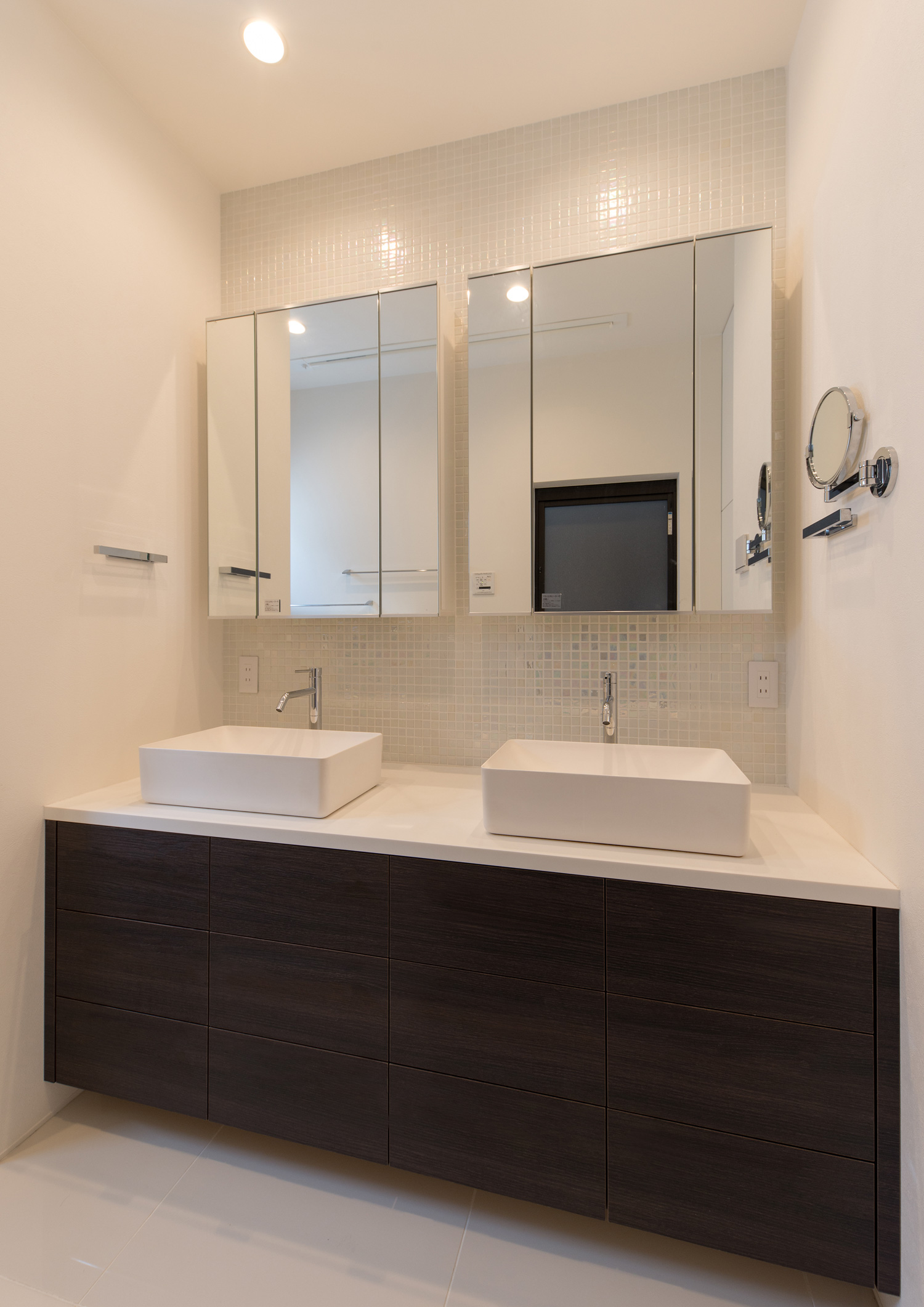 2ボウルの洗面台があるミラーキャビネット付きの洗面所・デザイン住宅 注文住宅・デザイン住宅建築実例_『CASE593 CAMP』_浴室・洗面所