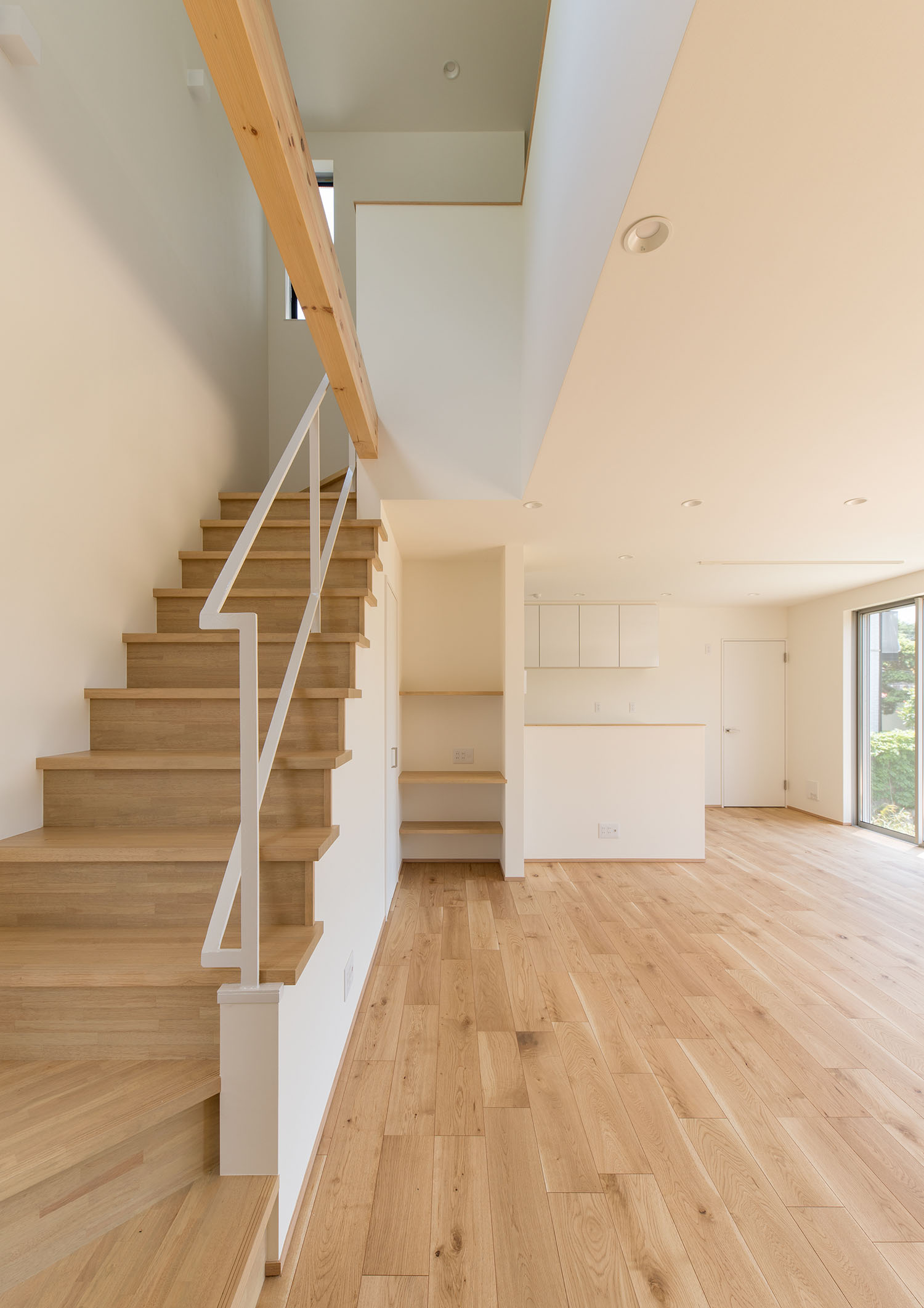 フローリングと同じ色の箱型階段があるナチュラルなLDK・デザイン住宅 注文住宅・デザイン住宅建築実例_『CASE550 three box house』_LDK