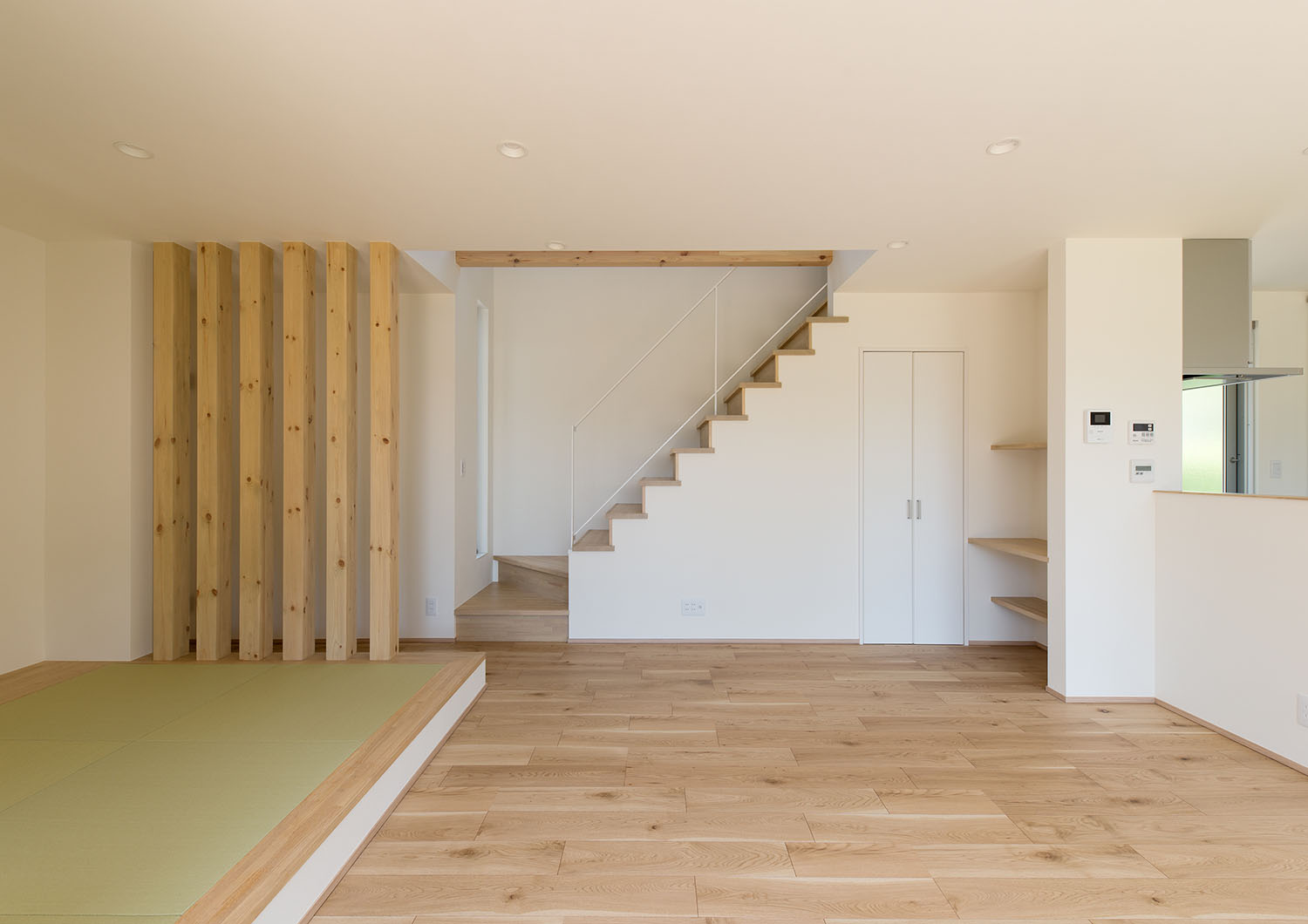 畳スペース付きのフローリングのLDK・デザイン住宅 注文住宅・デザイン住宅建築実例_『CASE550 three box house』_LDK