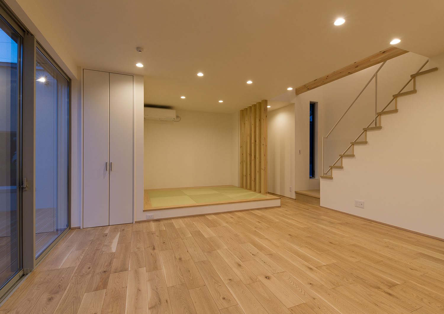 天井にダウンライトが取り付けられた庭に面した大開口窓があるLDK・デザイン住宅 注文住宅・デザイン住宅建築実例_『CASE550 three box house』_LDK