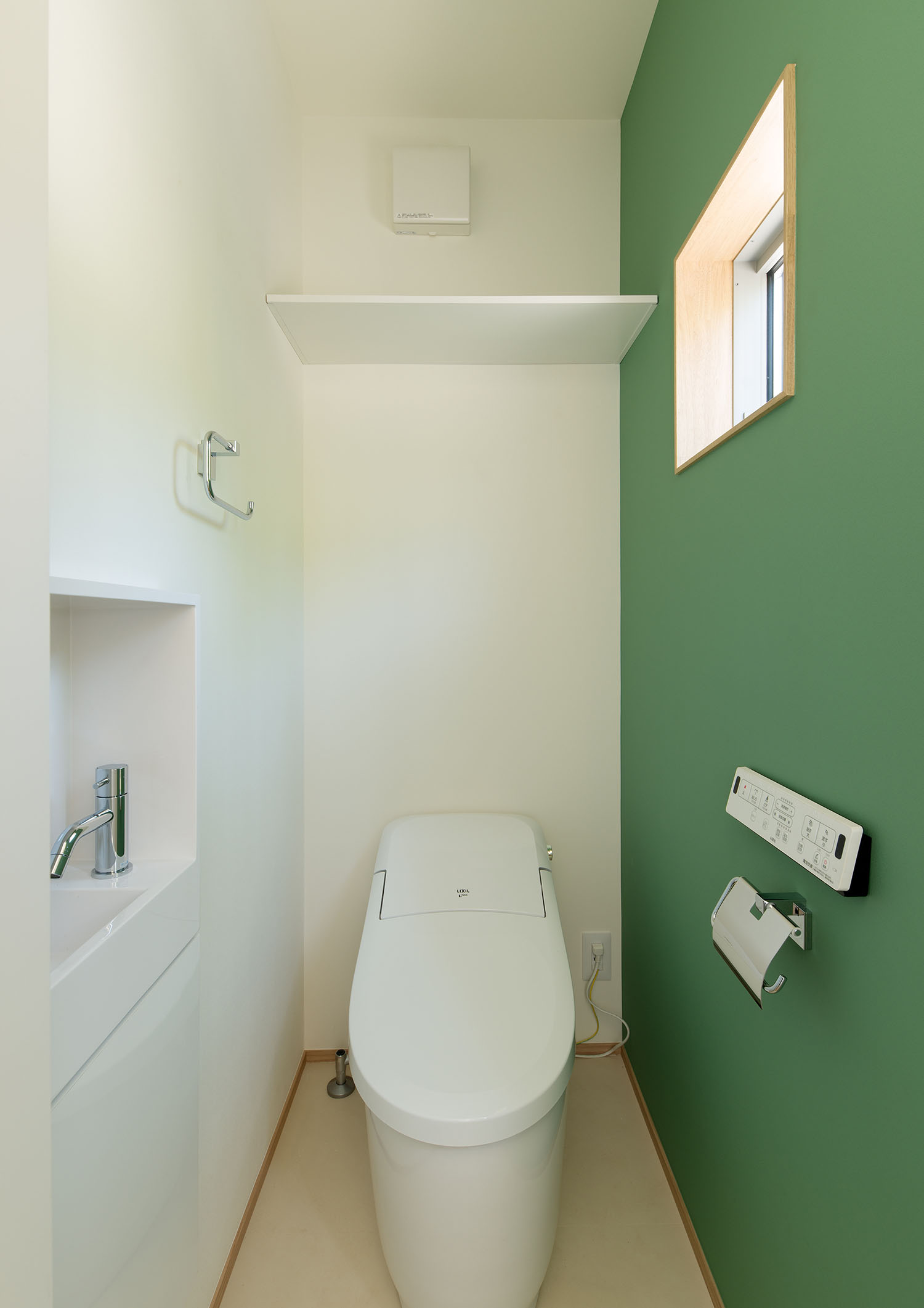 グリーンのアクセントクロスを設けた薄型手洗い付きのトイレ・デザイン住宅 注文住宅・デザイン住宅建築実例_『CASE550 three box house』_トイレ