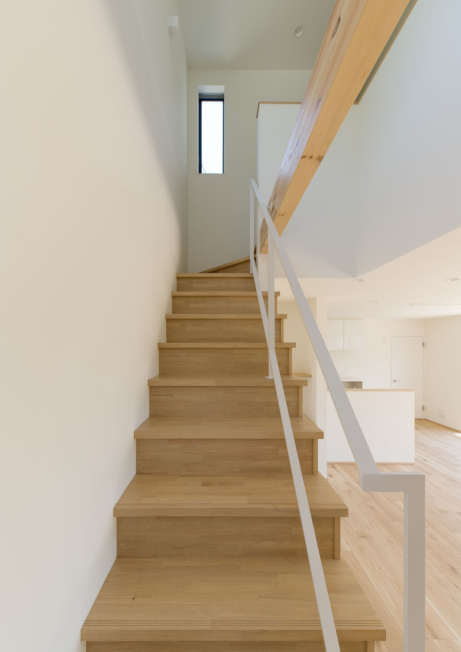 突き当りに縦長のスリット窓を設けたシンプルな木製の箱型階段・デザイン住宅 注文住宅・デザイン住宅建築実例_『CASE550 three box house』_階段