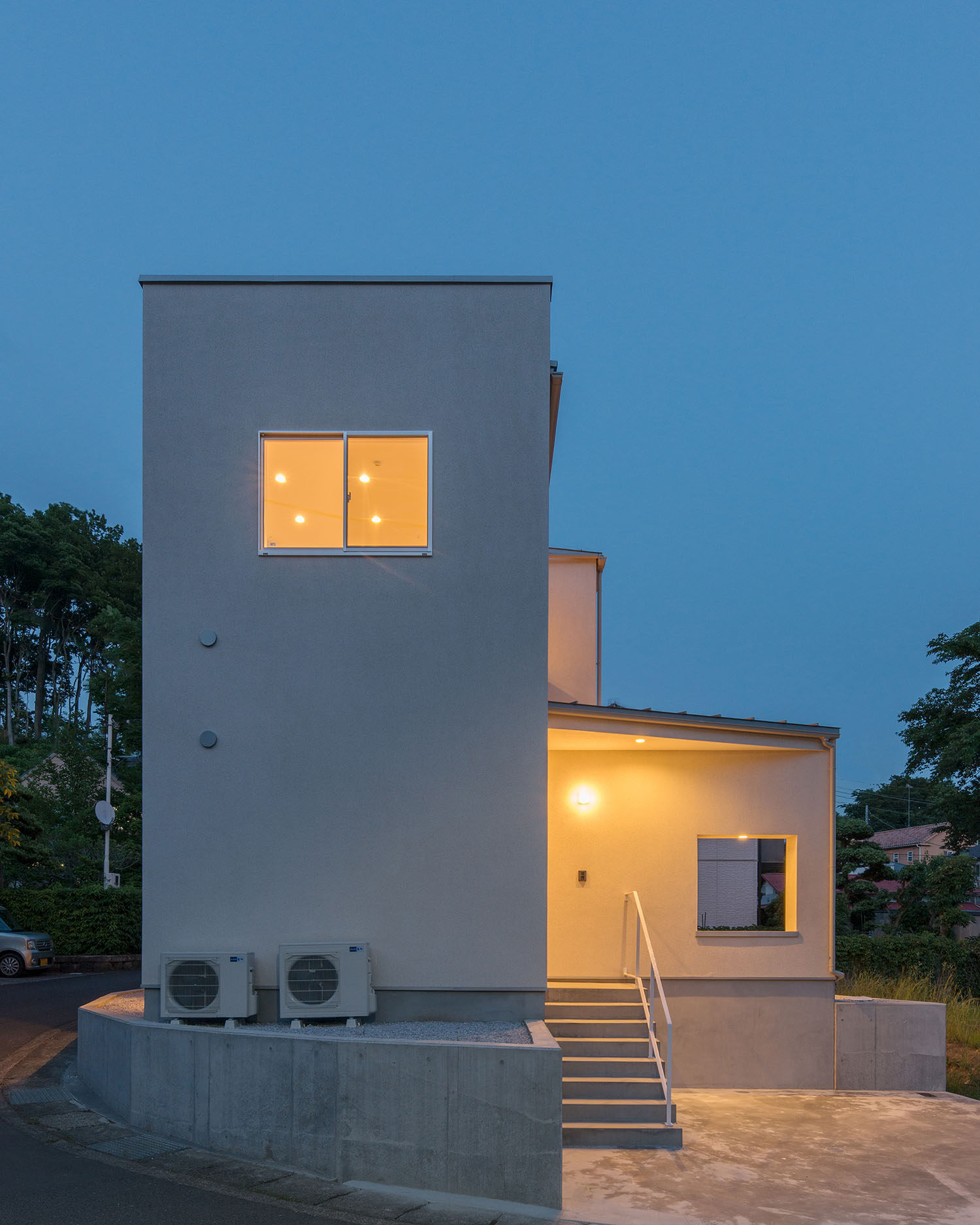 玄関の壁に丸い照明が取り付けられた白い外壁のおしゃれな家・デザイン住宅 注文住宅・デザイン住宅建築実例_『CASE550 three box house』_外観