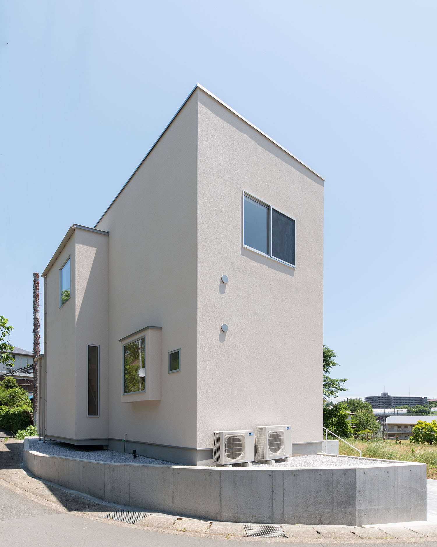 坂道の角地に建つ白い外壁のシンプルな家・デザイン住宅 注文住宅・デザイン住宅建築実例_『CASE550 three box house』_外観