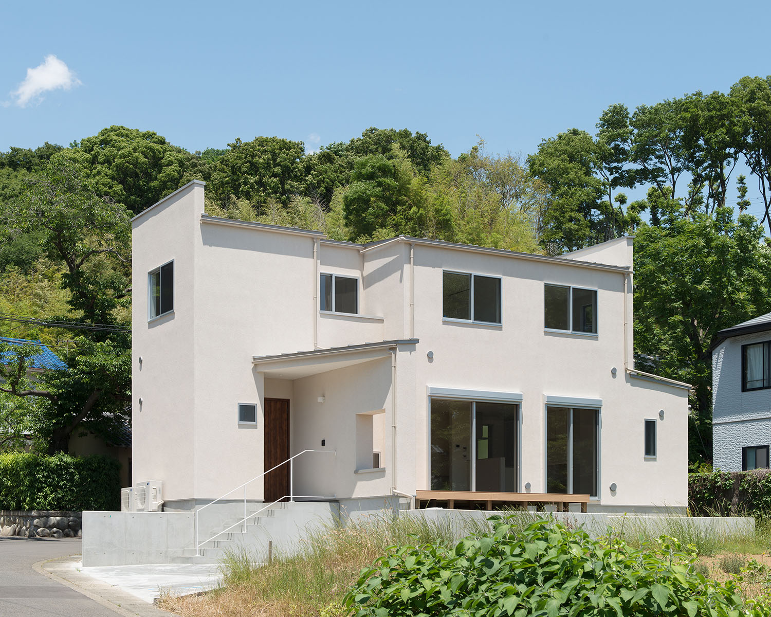 空地に面した窓や庭がある白い外壁の家・デザイン住宅 注文住宅・デザイン住宅建築実例_『CASE550 three box house』_外観