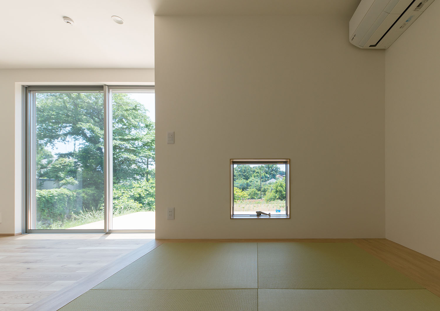 足元に設けた正方形の窓から緑が見える和室・デザイン住宅 注文住宅・デザイン住宅建築実例_『CASE550 three box house』_和室