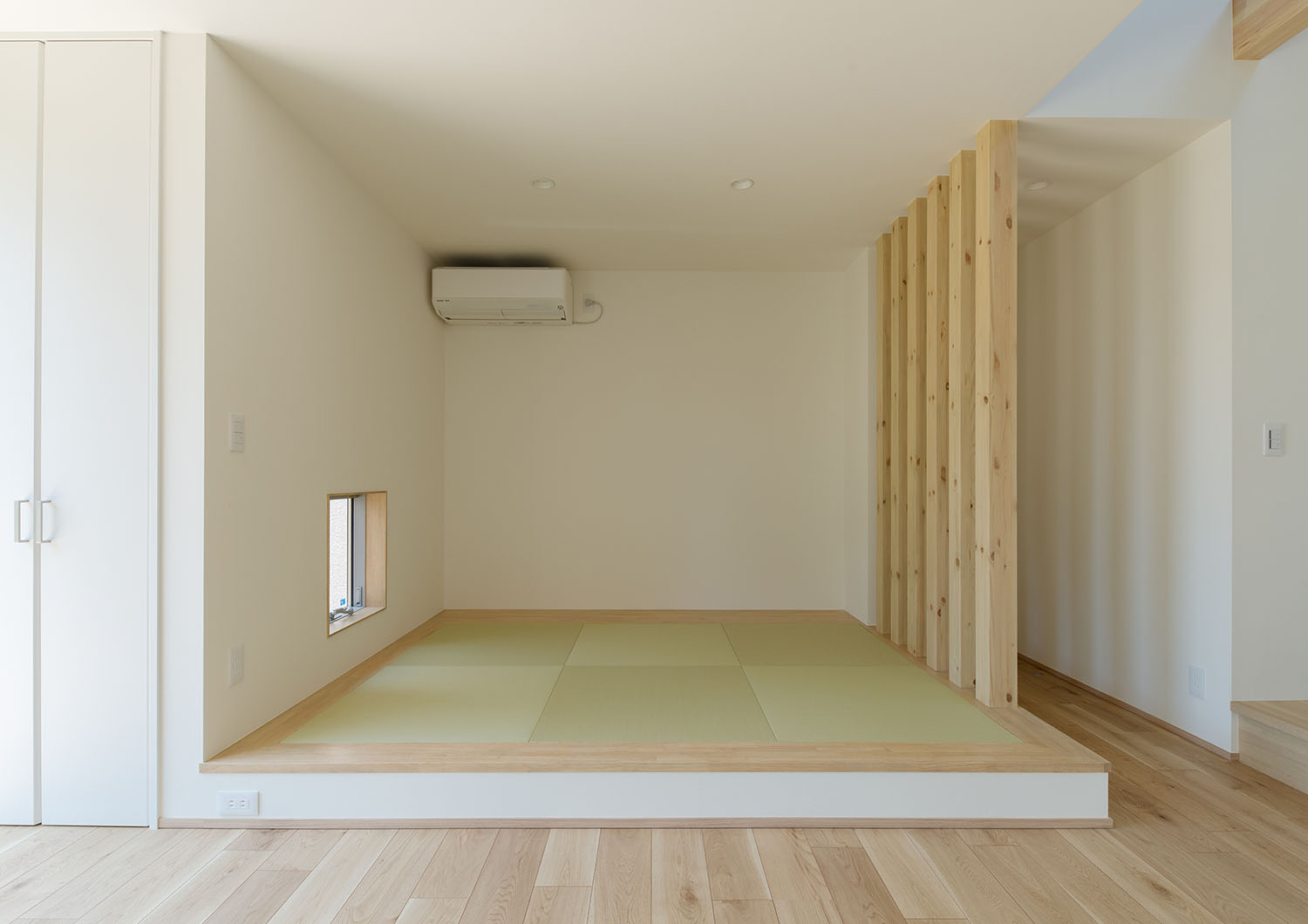 壁の一部が木のルーバーになった和モダンな畳スペース・デザイン住宅 注文住宅・デザイン住宅建築実例_『CASE550 three box house』_和室