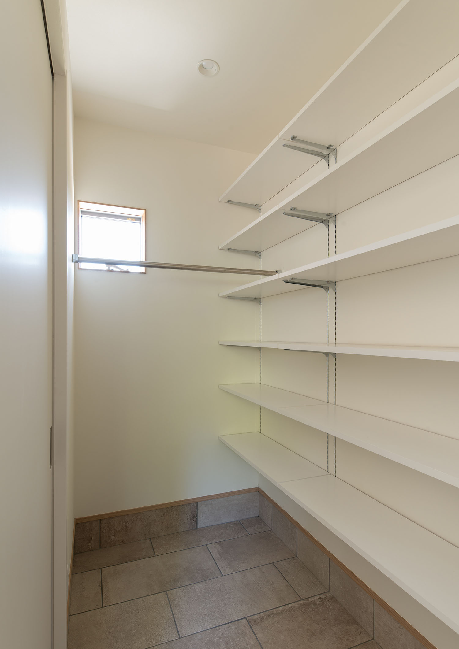 壁付けの可動棚があるシューズインクローゼット・デザイン住宅 注文住宅・デザイン住宅建築実例_『CASE550 three box house』_玄関
