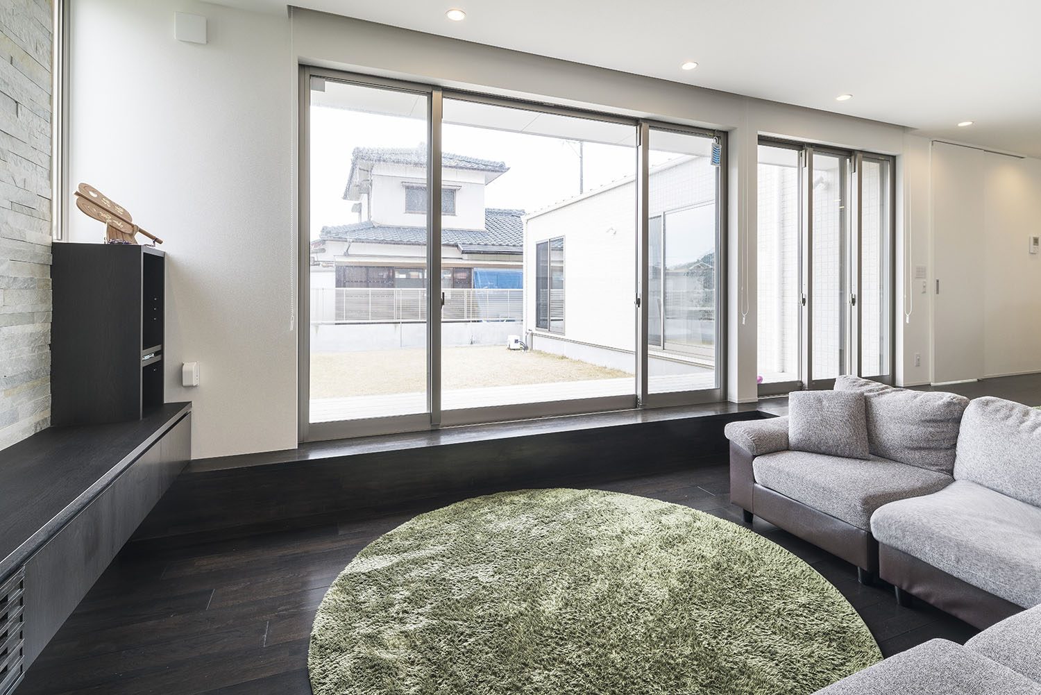 中庭に面した、丸いラグがあるLDK・デザイン住宅 注文住宅・デザイン住宅建築実例_『CASE581 Tcourt』_LDK