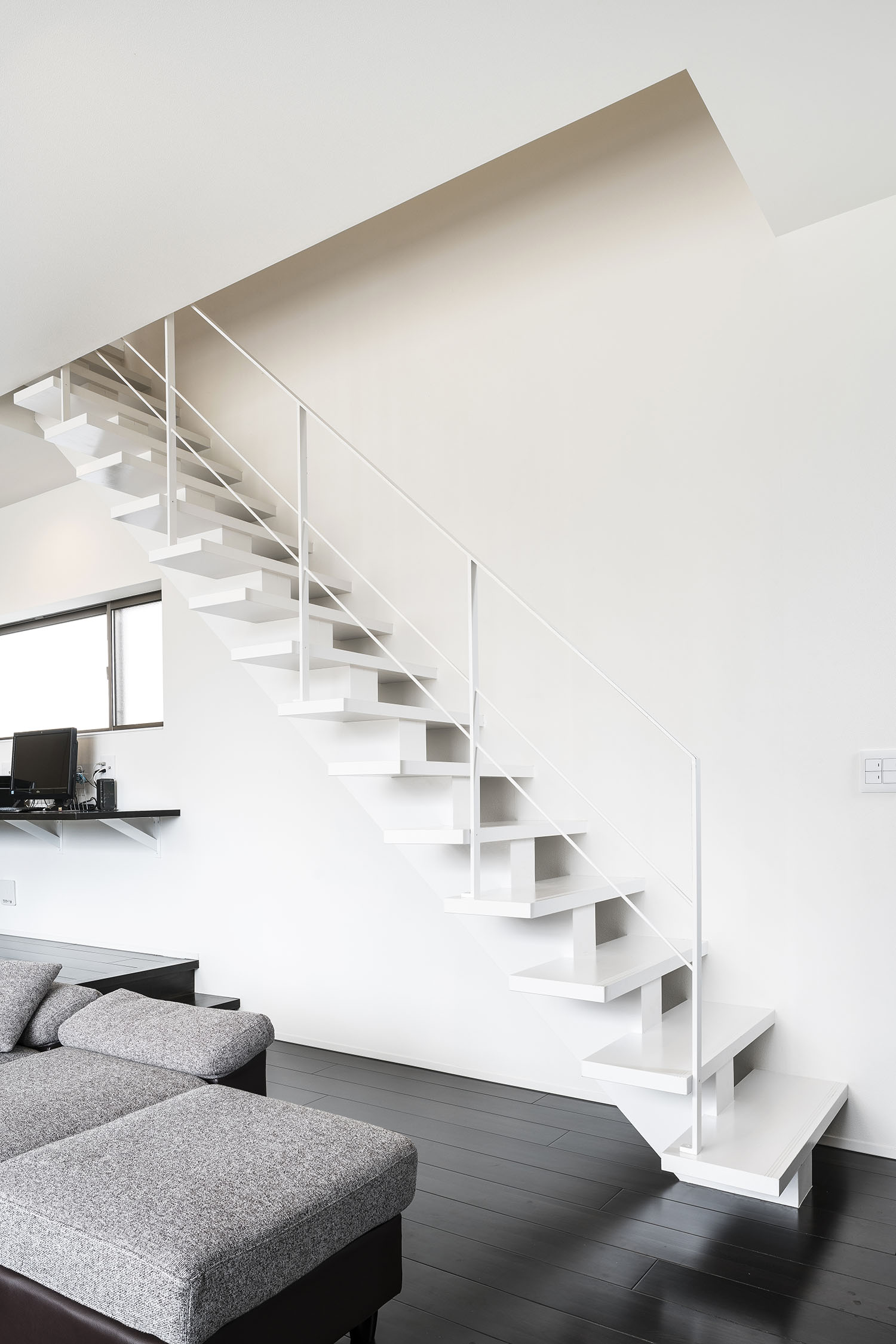 白いアイアンのスケルトン階段があるLDK・デザイン住宅 注文住宅・デザイン住宅建築実例_『CASE581 Tcourt』_階段