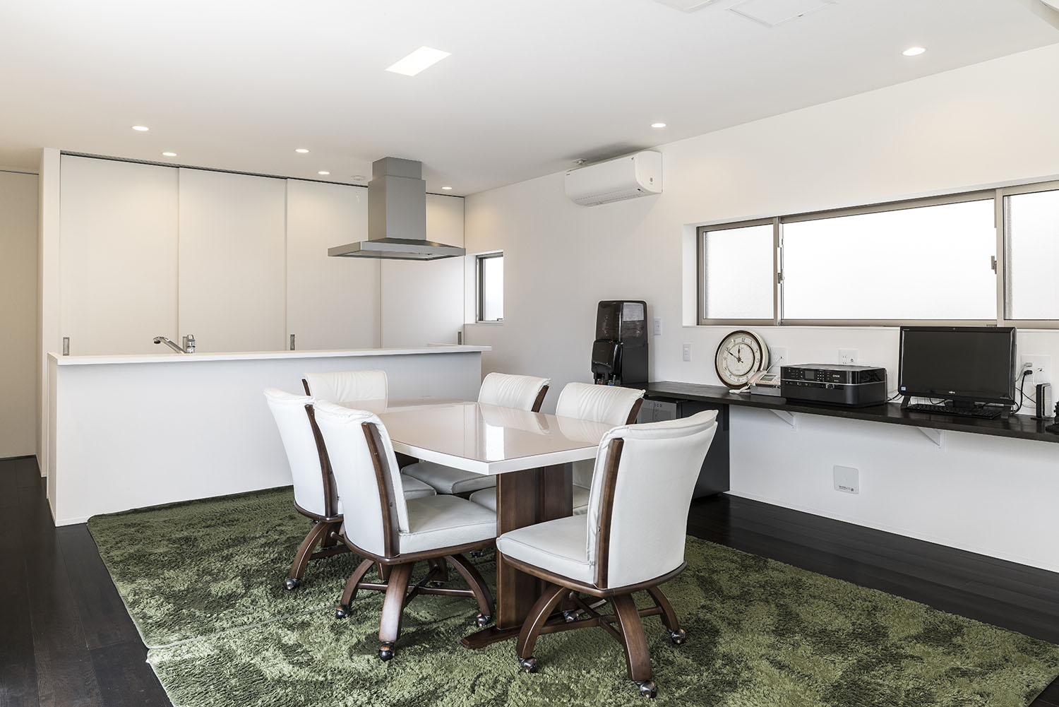 緑色のラグに白いダイニングテーブルを置いたスリット窓のあるLDK・デザイン住宅 注文住宅・デザイン住宅建築実例_『CASE581 Tcourt』_LDK