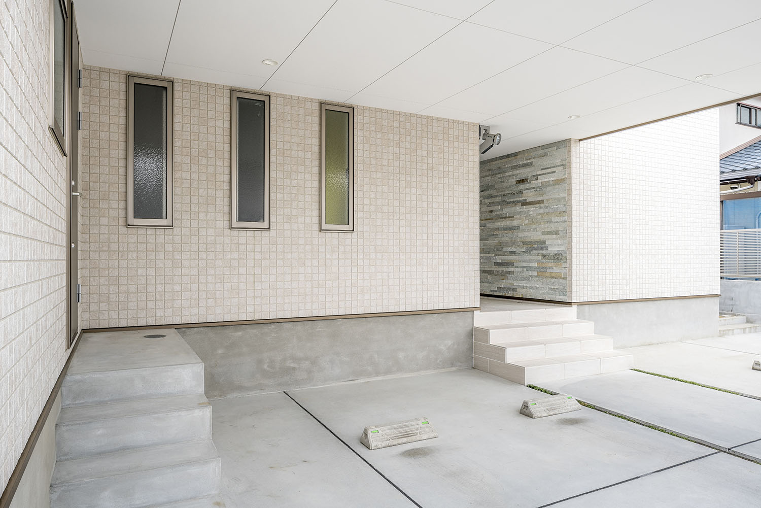 屋根付きの駐車スペースがある階段アプローチのある家・デザイン住宅 注文住宅・デザイン住宅建築実例_『CASE581 Tcourt』_外観