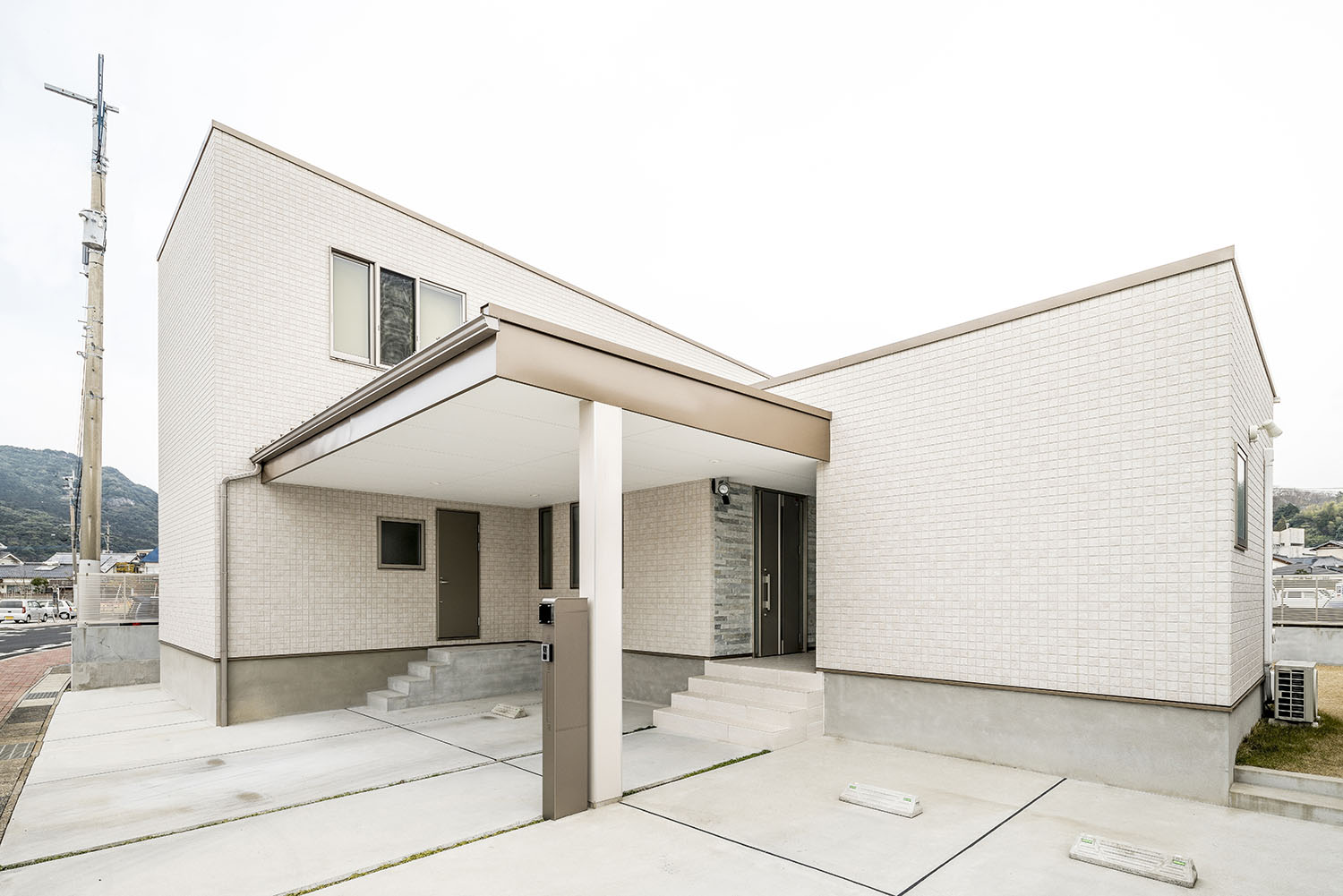 玄関が二つある白い外壁の家・デザイン住宅 注文住宅・デザイン住宅建築実例_『CASE581 Tcourt』_外観