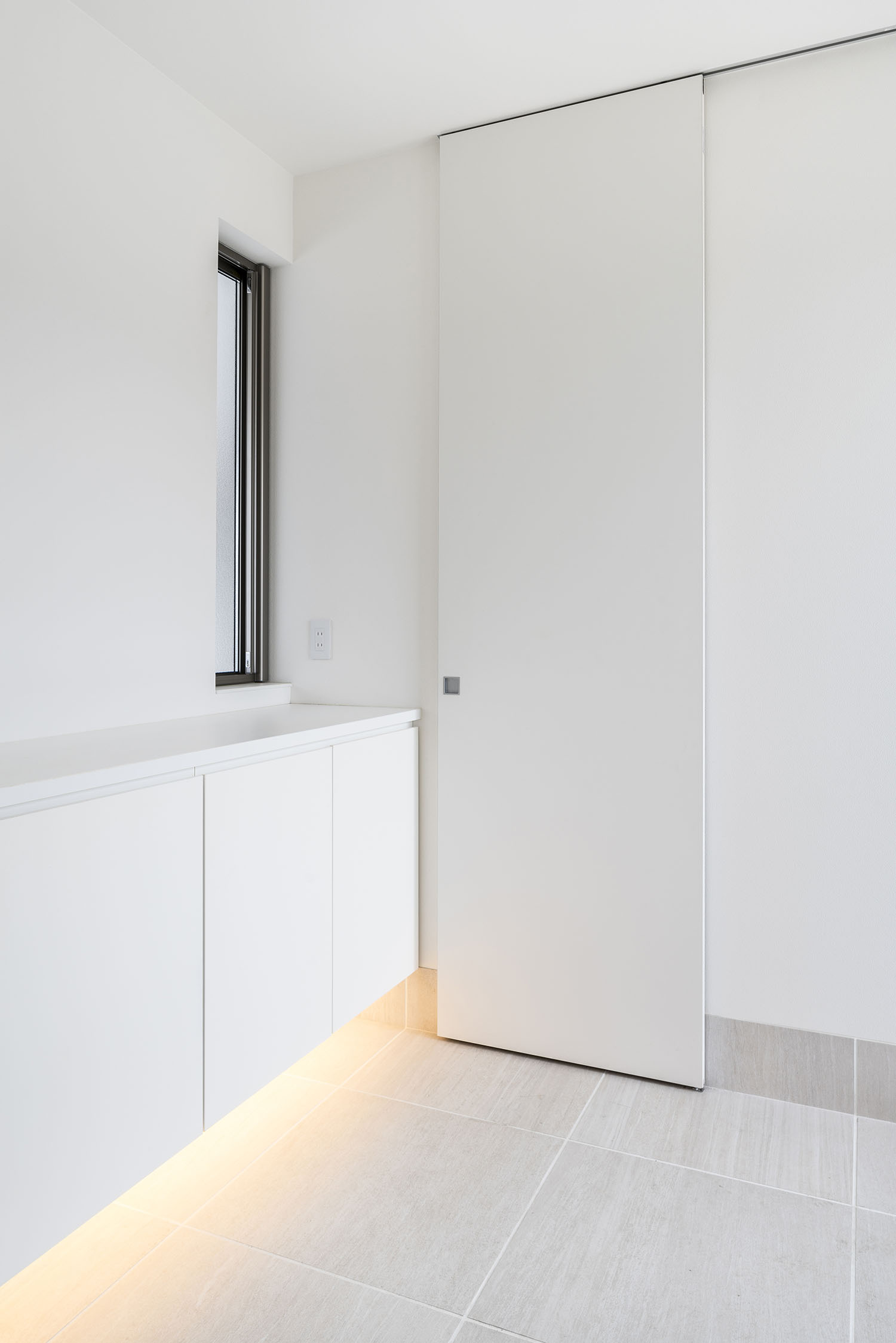 引き戸で仕切られたシューズインクローゼットがある玄関・デザイン住宅 注文住宅・デザイン住宅建築実例_『CASE581 Tcourt』_玄関