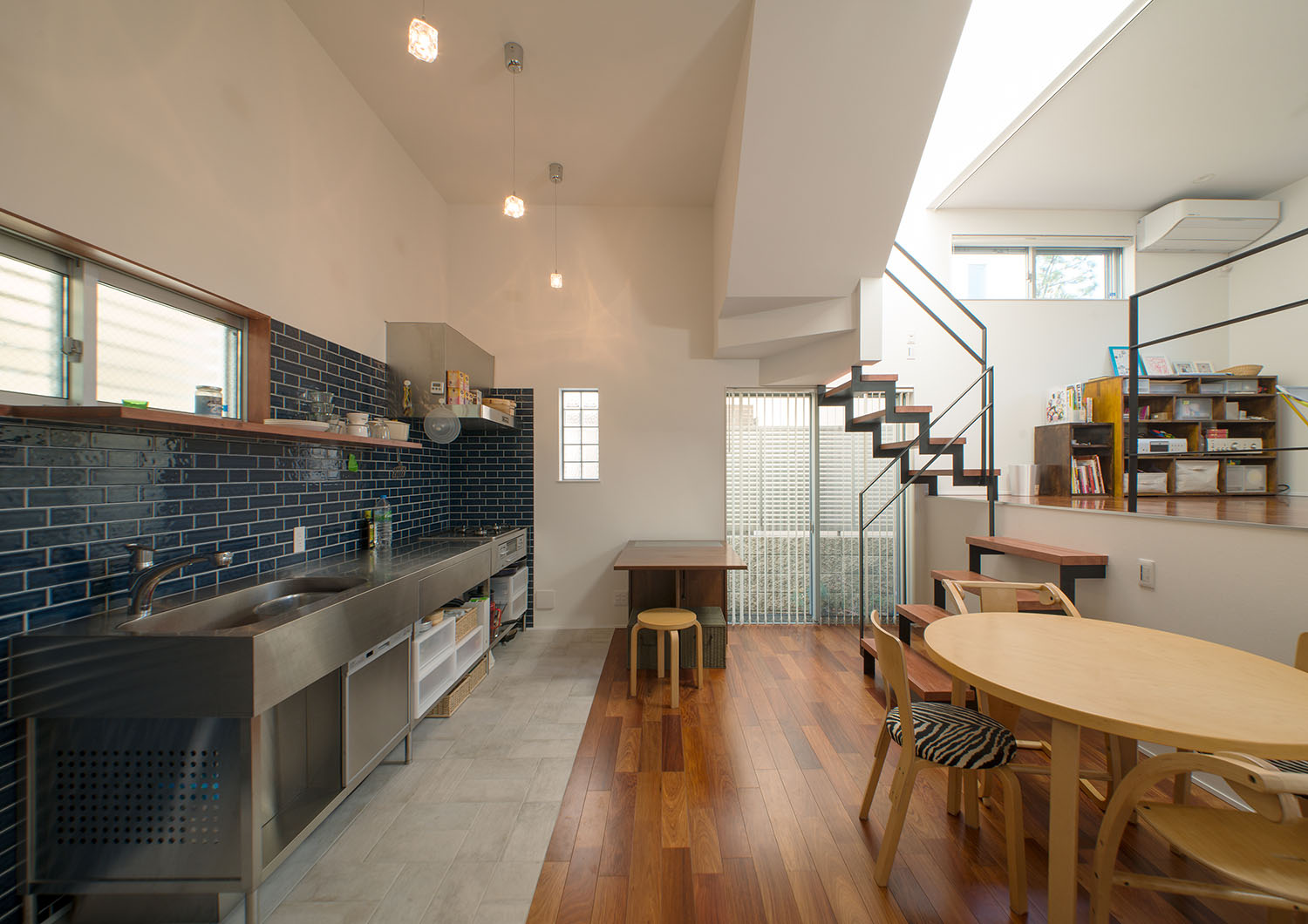 キッチンとリビングで床の色が変わった高天井のLDK・デザイン住宅 注文住宅・デザイン住宅建築実例_『CASE625 ヒカリの家』_LDK