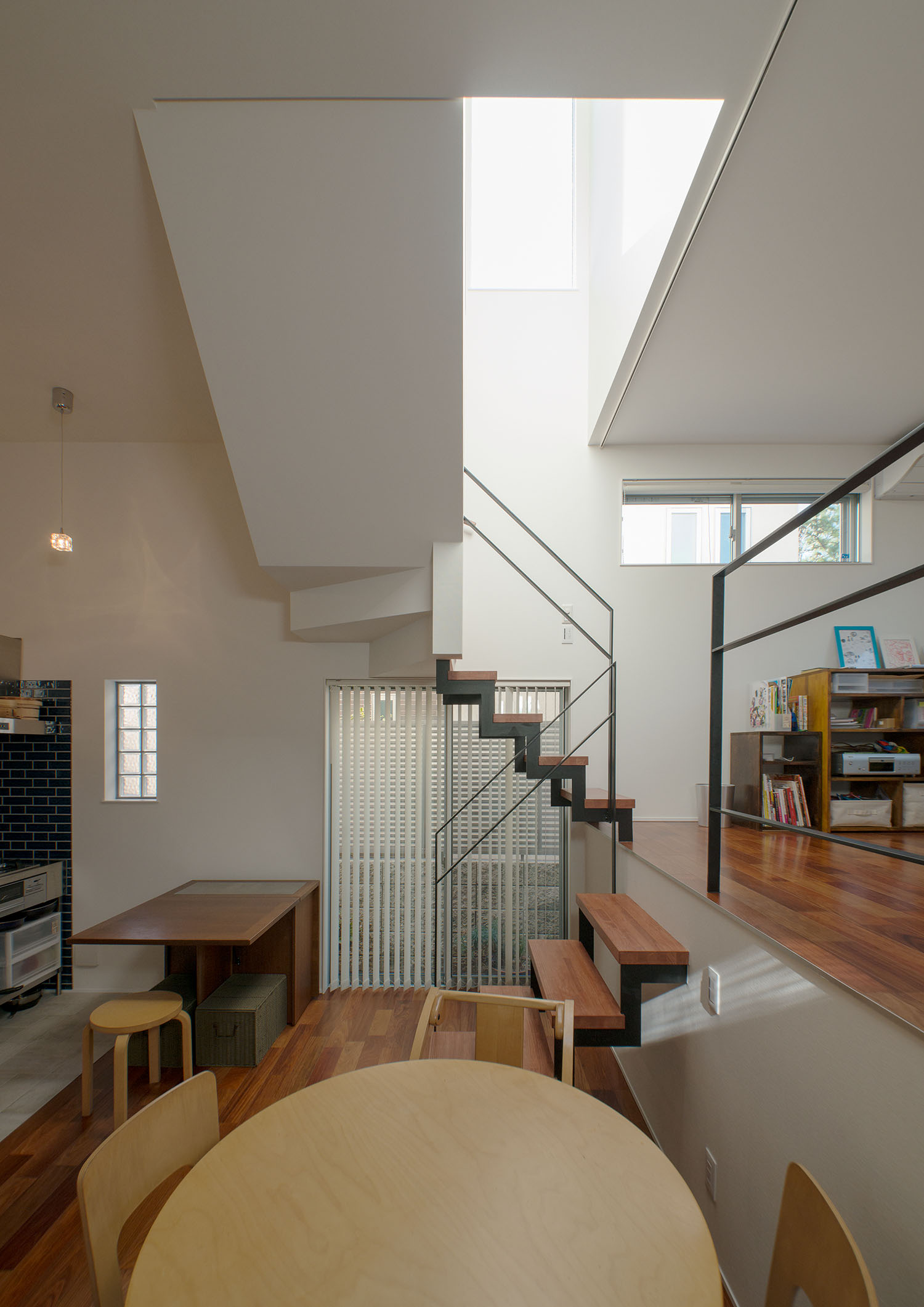 天井の一部が吹き抜けとなっているスキップフロアのあるLDK・デザイン住宅 注文住宅・デザイン住宅建築実例_『CASE625 ヒカリの家』_LDK