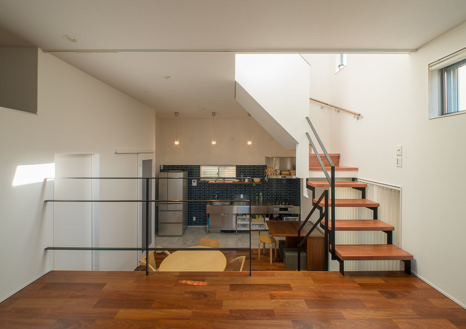 スケルトン階段で上の階と繋がるフローリングのスキップフロア・デザイン住宅 注文住宅・デザイン住宅建築実例_『CASE625 ヒカリの家』_LDK