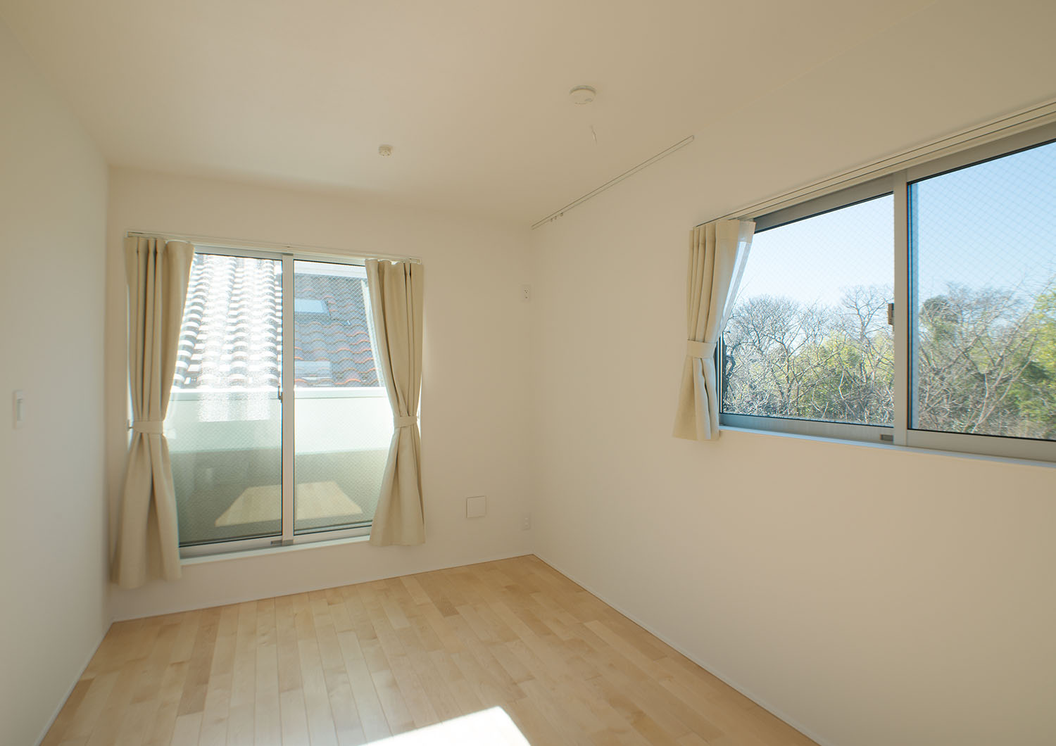 二方向に窓があるフローリングの個室・デザイン住宅 注文住宅・デザイン住宅建築実例_『CASE625 ヒカリの家』_子供部屋