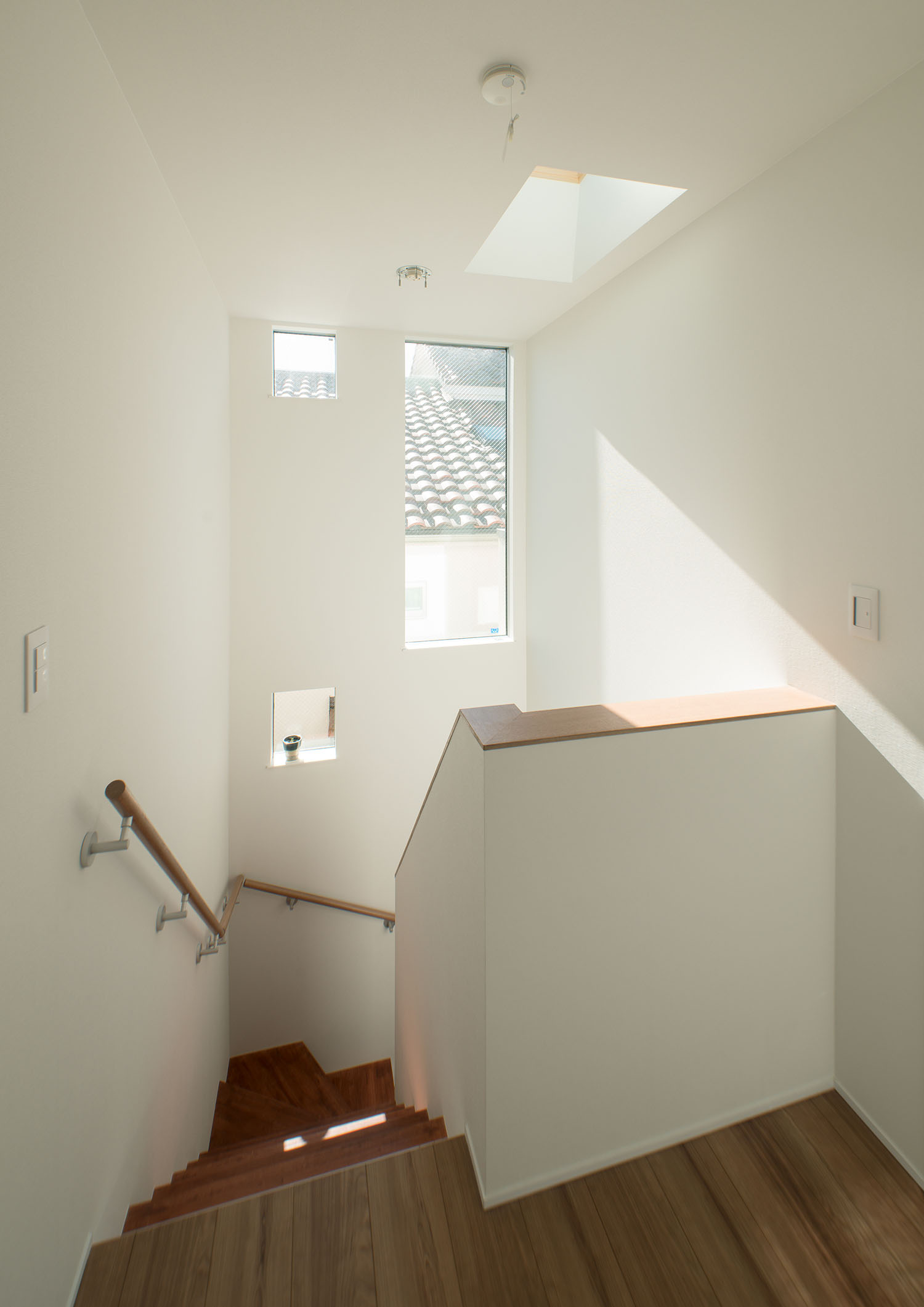 白い壁にトップライトやスリット窓がある階段部分・デザイン住宅 注文住宅・デザイン住宅建築実例_『CASE625 ヒカリの家』_階段