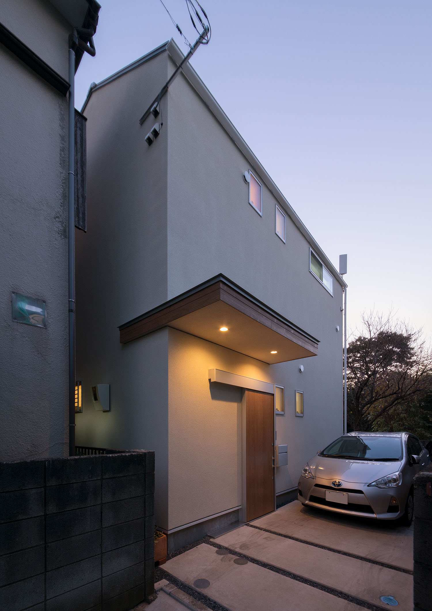 玄関の軒天井にダウンライトがとりつけられた白い外壁の住宅・デザイン住宅 注文住宅・デザイン住宅建築実例_『CASE625 ヒカリの家』_外観