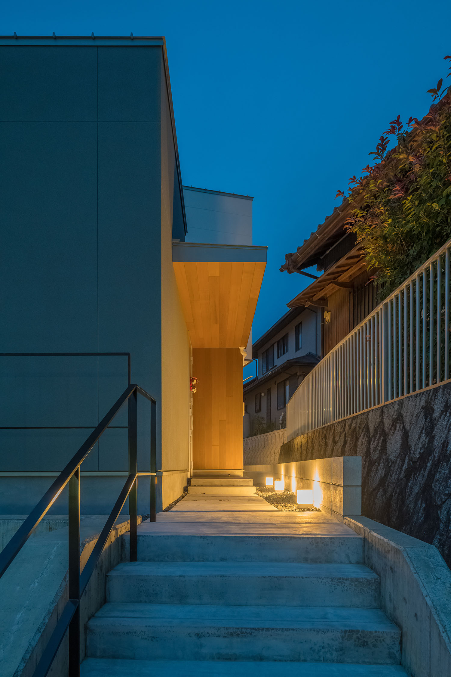 足元に間接照明を取り付けたコンクリートの玄関アプローチ・デザイン住宅 注文住宅・デザイン住宅建築実例_『CASE505 silhouette』_外観