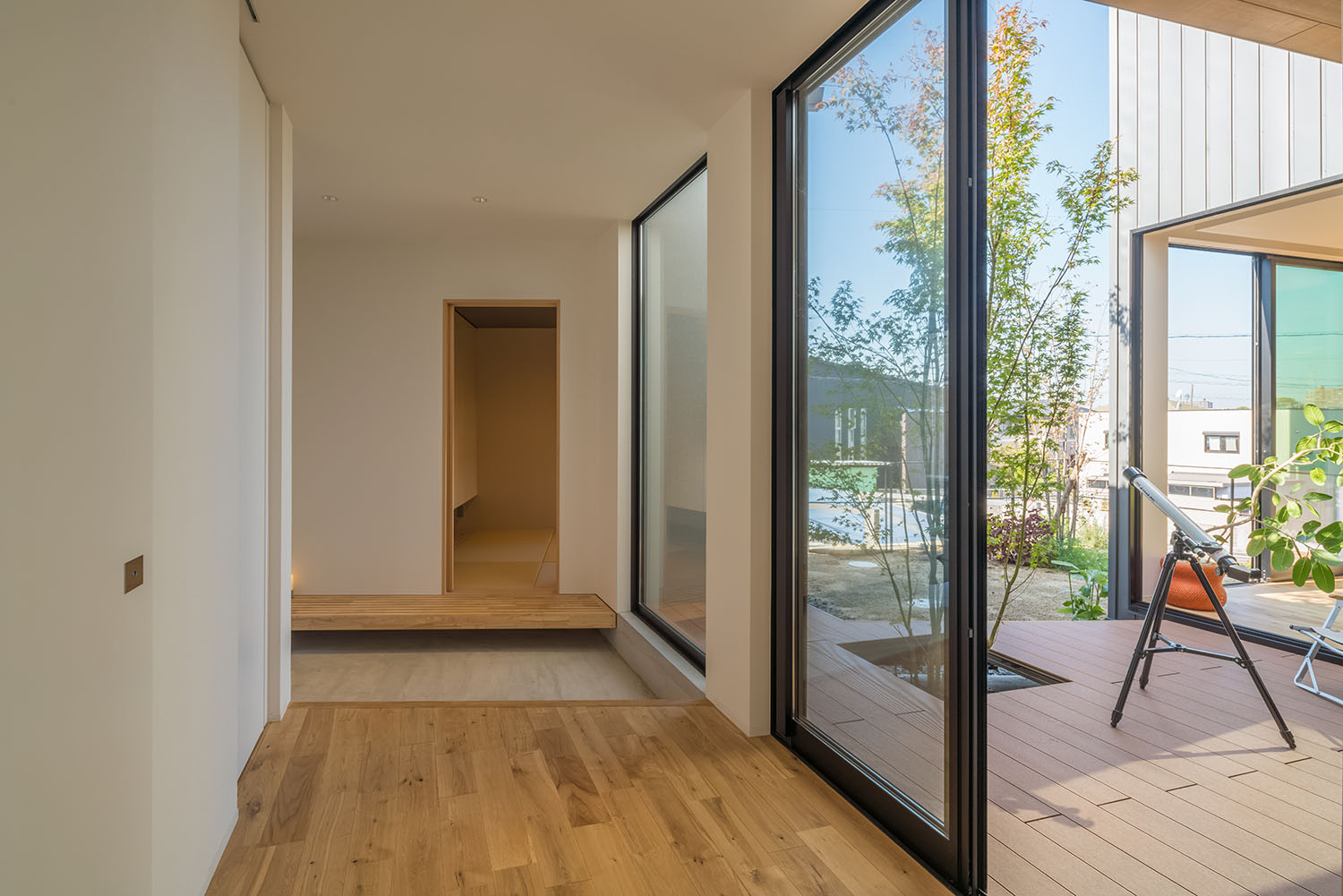 ウッドデッキのナチュラルな中庭とフラットに繋がる廊下・デザイン住宅 注文住宅・デザイン住宅建築実例_『CASE505 silhouette』_中庭