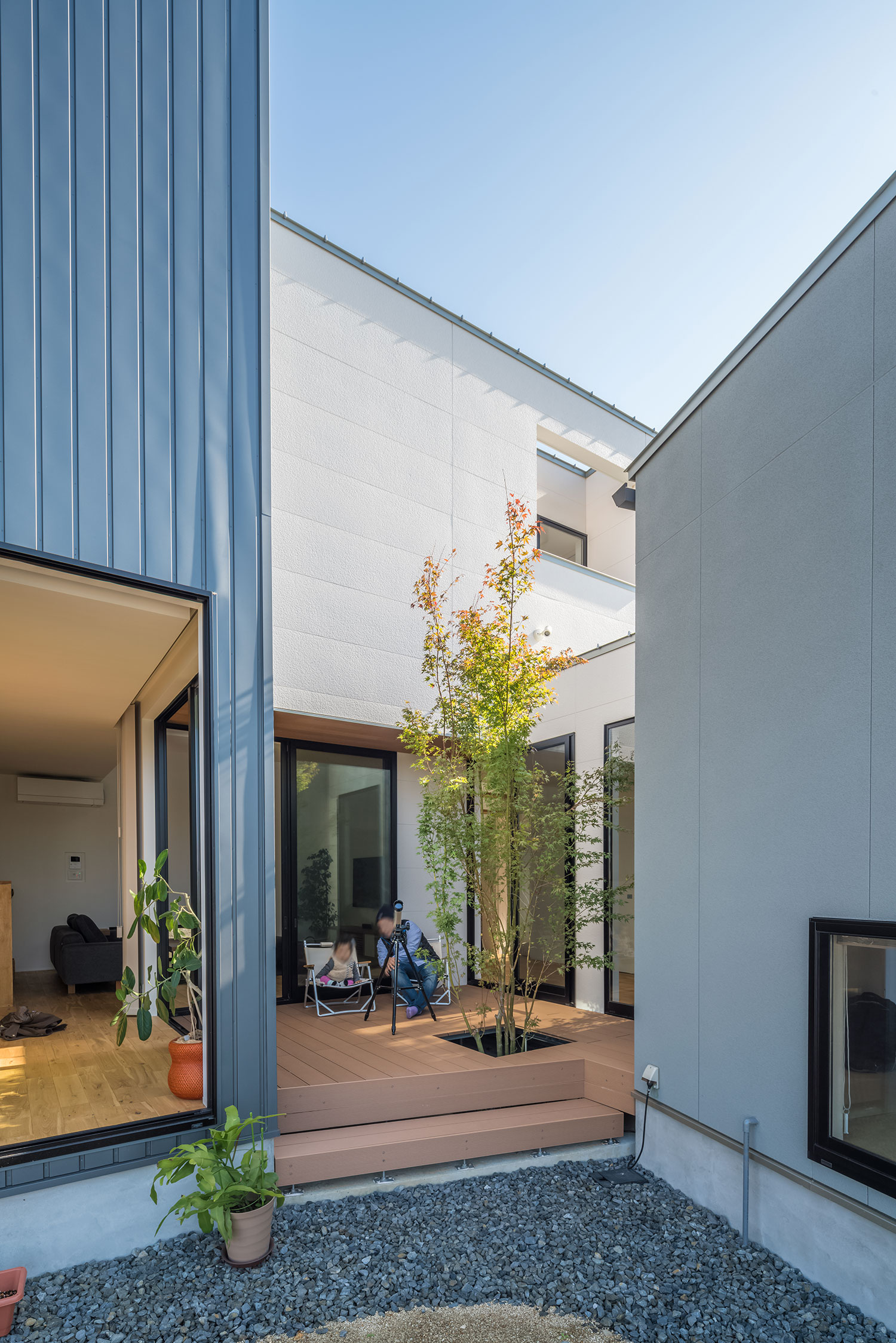 シンボルツリーが中心にあるウッドデッキの中庭・デザイン住宅 注文住宅・デザイン住宅建築実例_『CASE505 silhouette』_中庭