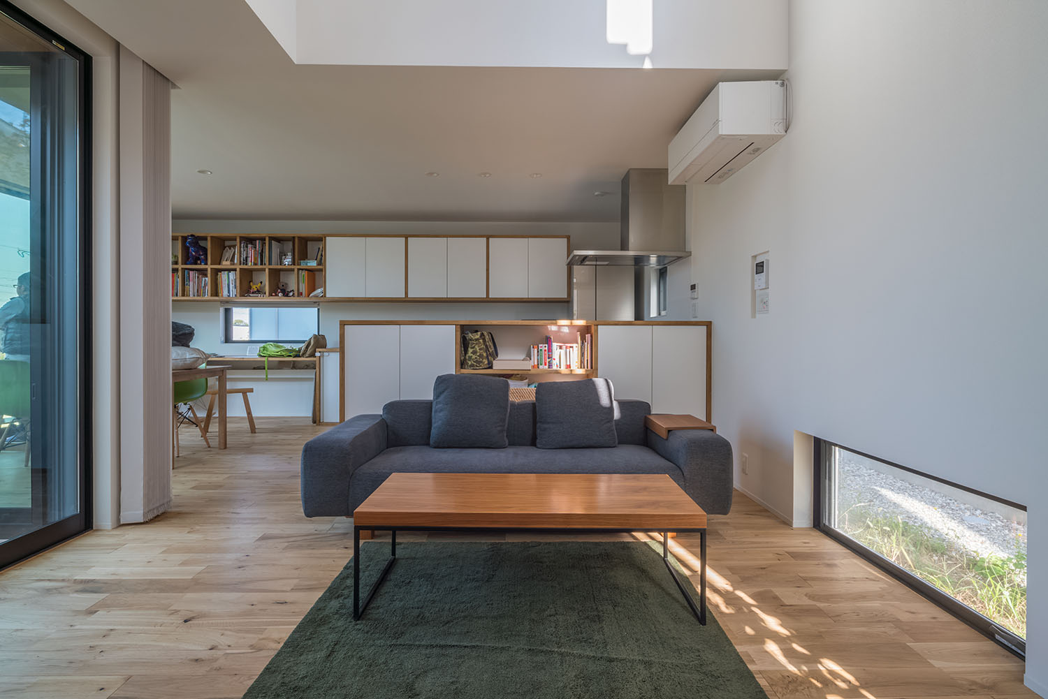 地窓から光が入る吹き抜けのある開放的なLDK・デザイン住宅 注文住宅・デザイン住宅建築実例_『CASE505 silhouette』_LDK