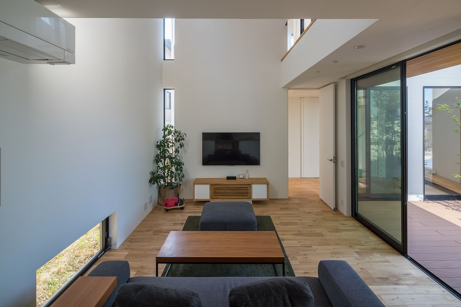 テラスに面した窓と吹き抜けがある外との繋がりが感じられるLDK・デザイン住宅 注文住宅・デザイン住宅建築実例_『CASE505 silhouette』_LDK