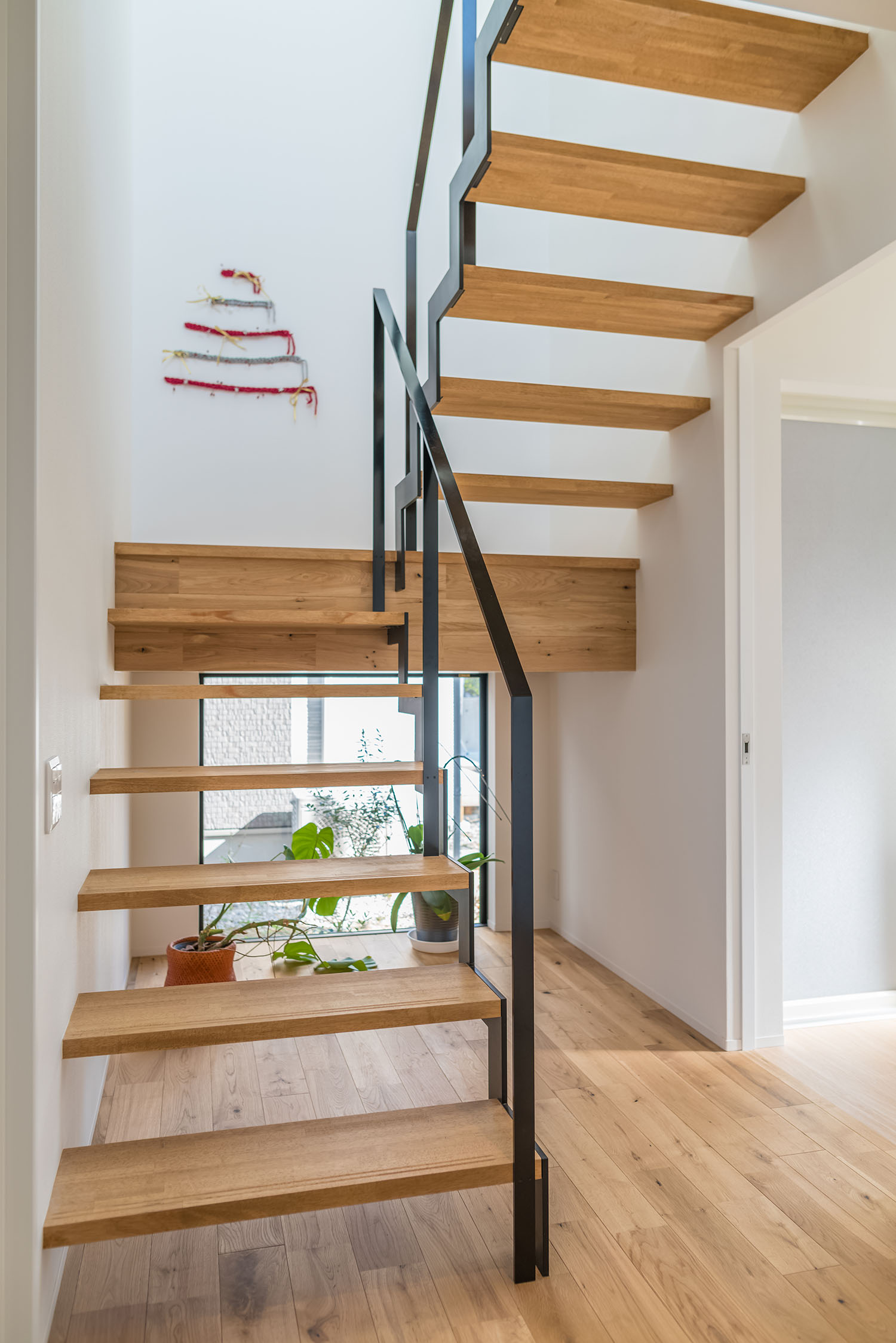 アイアンの手すりが取り付けられた木のスケルトン階段・デザイン住宅 注文住宅・デザイン住宅建築実例_『CASE505 silhouette』_階段