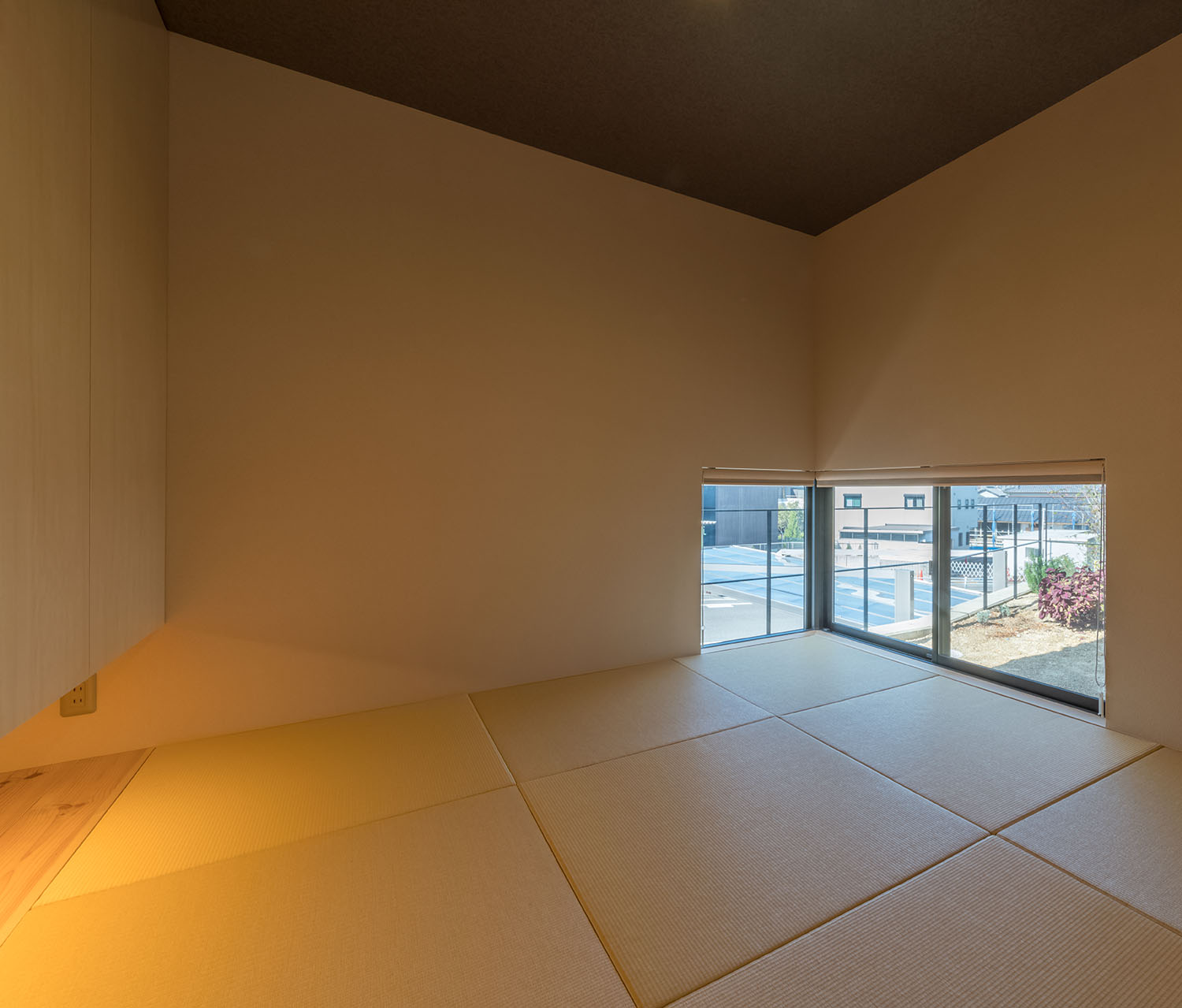 地窓や間接照明を取り付けたモダンな和室・デザイン住宅 注文住宅・デザイン住宅建築実例_『CASE505 silhouette』_和室