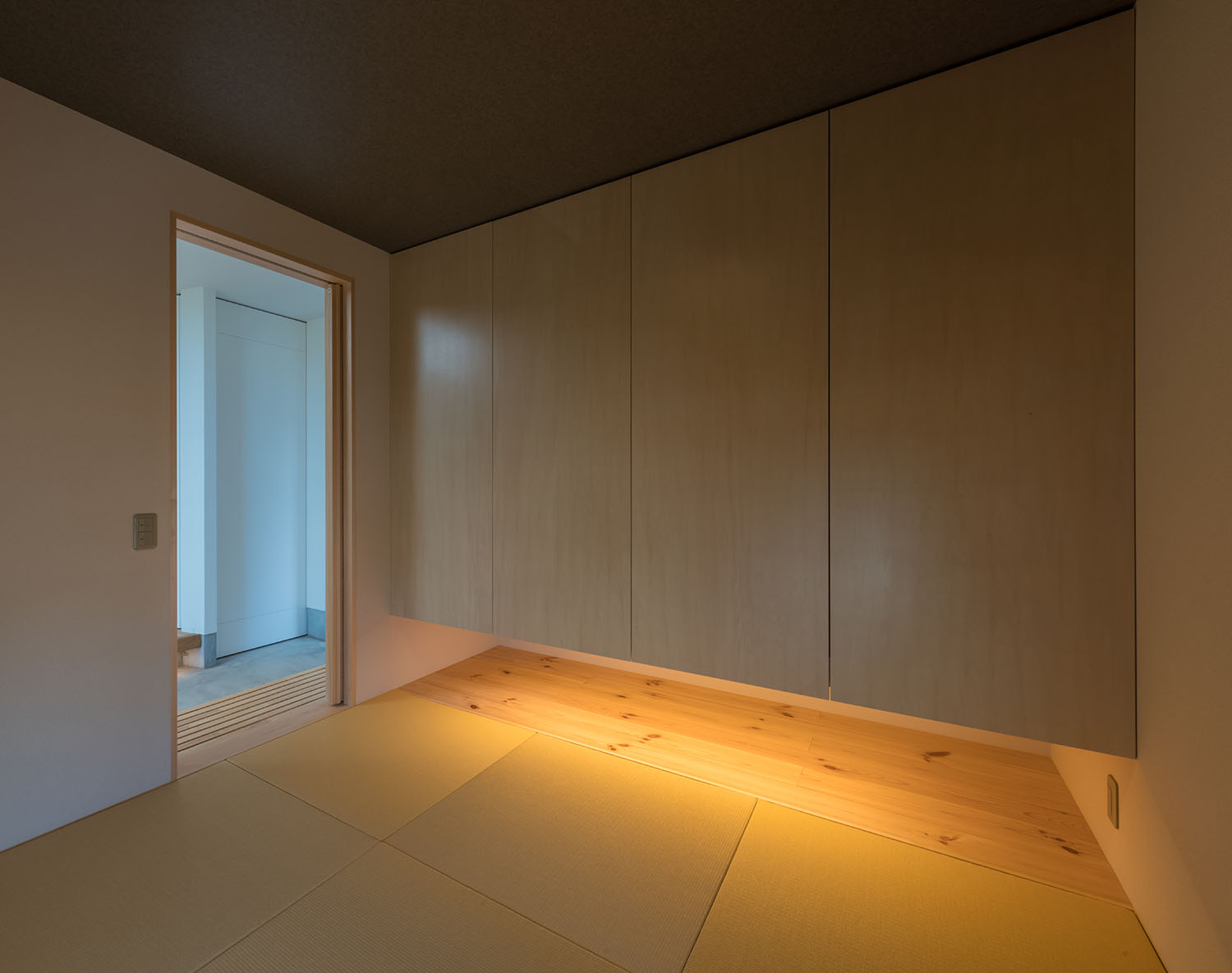 浮いたデザインの収納の下の間接照明を取り付けたおしゃれな和室・デザイン住宅 注文住宅・デザイン住宅建築実例_『CASE505 silhouette』_和室