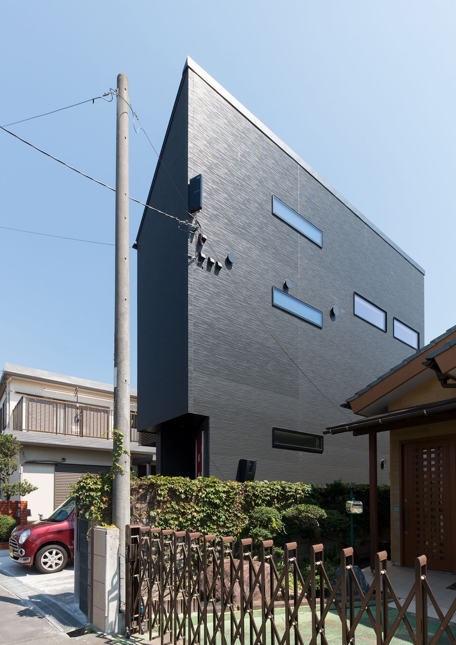 黒い外壁の家の横長のスリット窓がある側面・デザイン住宅 注文住宅・デザイン住宅建築実例_『CASE594 TOOL BOX』_外観