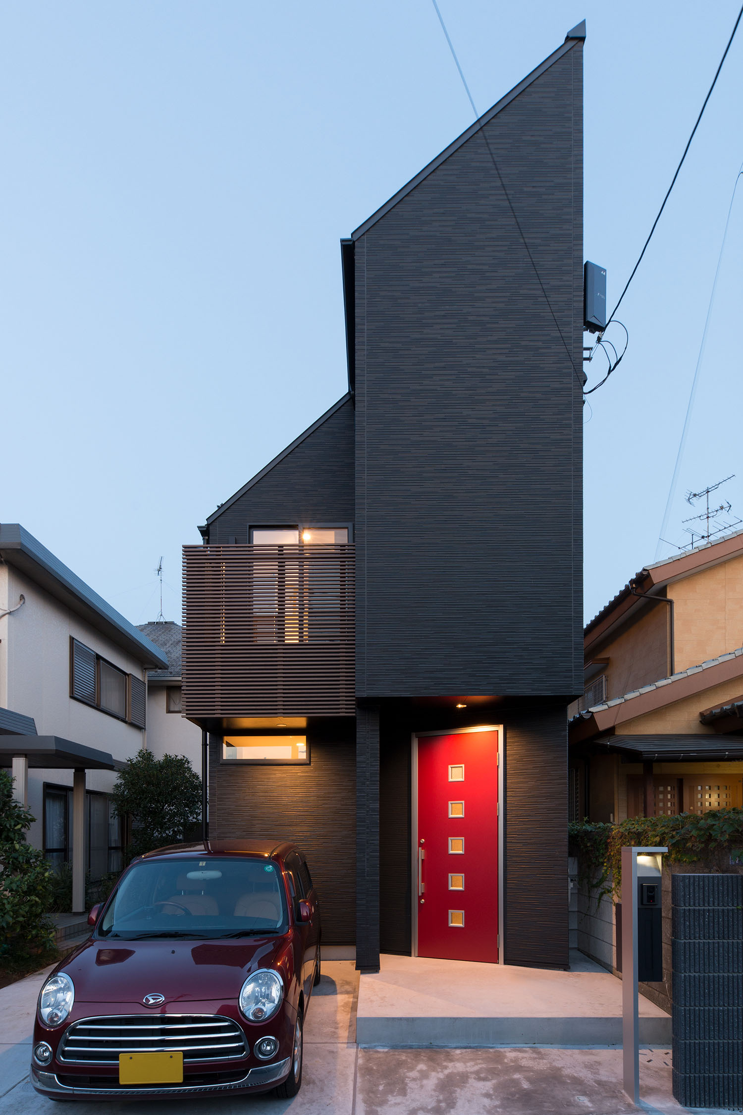 軒天井の照明に照らされる赤い扉付きの玄関・デザイン住宅 注文住宅・デザイン住宅建築実例_『CASE594 TOOL BOX』_外観