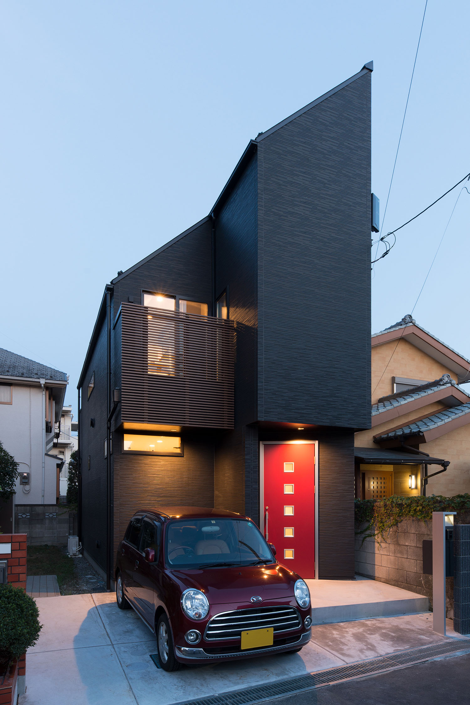 赤い玄関扉やルーバーの目隠し付きのバルコニーがある斜め屋根の家・デザイン住宅 注文住宅・デザイン住宅建築実例_『CASE594 TOOL BOX』_外観