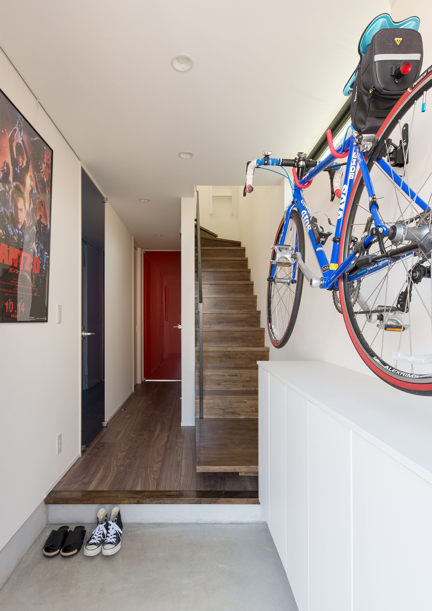 自転車が壁にかけられている正面に階段がある玄関・デザイン住宅 注文住宅・デザイン住宅建築実例_『CASE594 TOOL BOX』_玄関