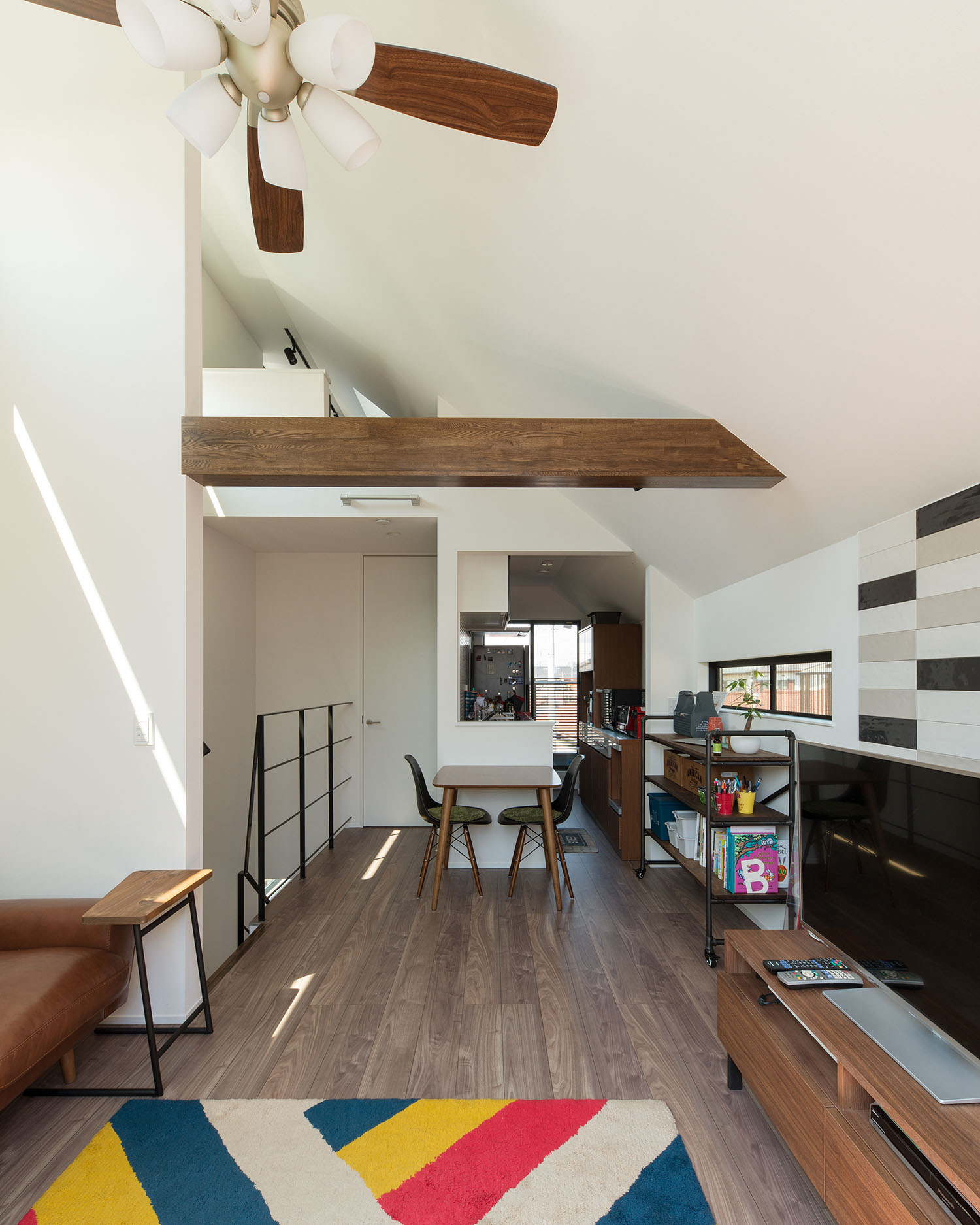 天井に梁が見えているフローリングの二階LDK・デザイン住宅 注文住宅・デザイン住宅建築実例_『CASE594 TOOL BOX』_LDK