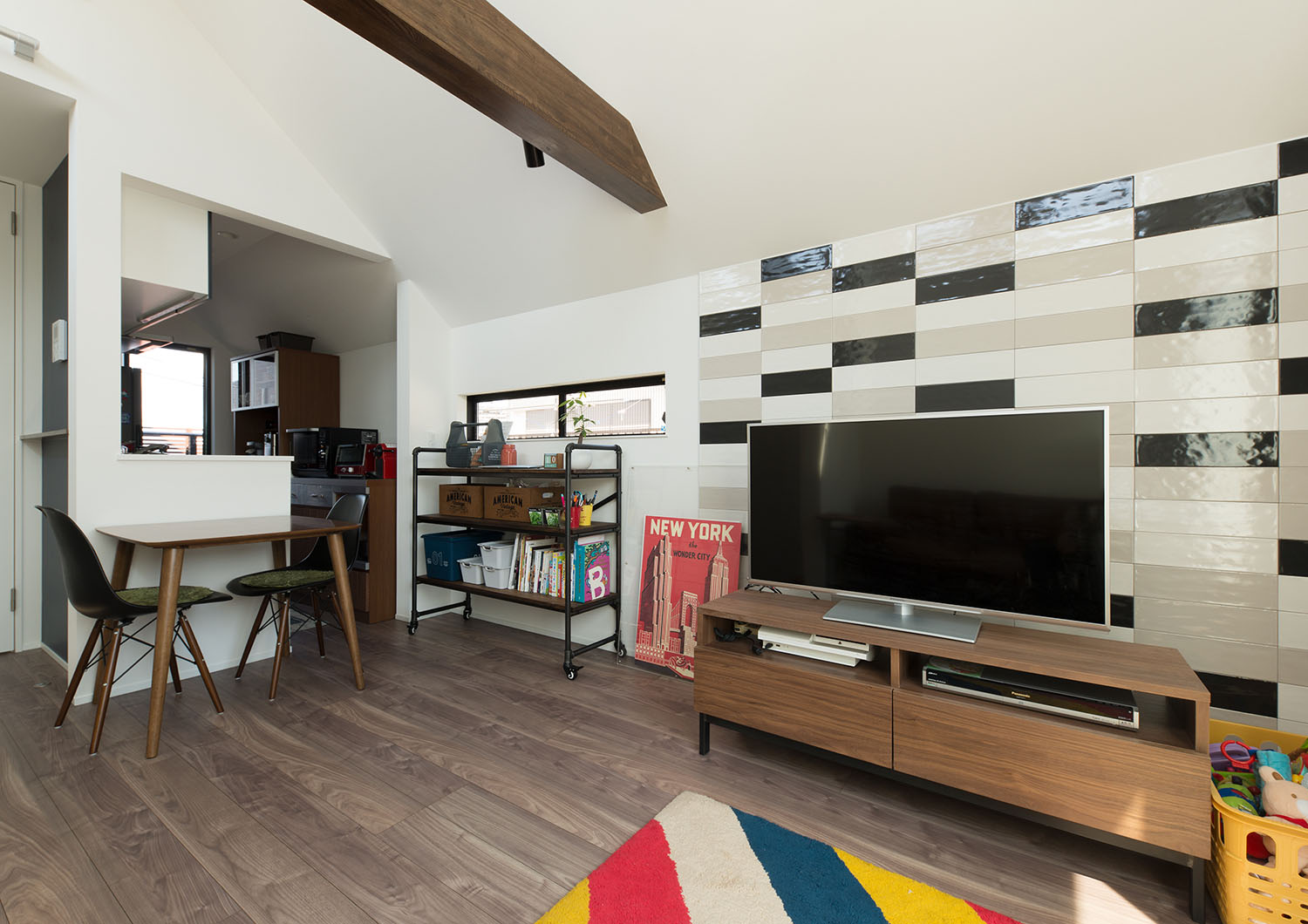 テレビの後ろがタイルのアクセントウォールとなった二階LDK・デザイン住宅 注文住宅・デザイン住宅建築実例_『CASE594 TOOL BOX』_LDK