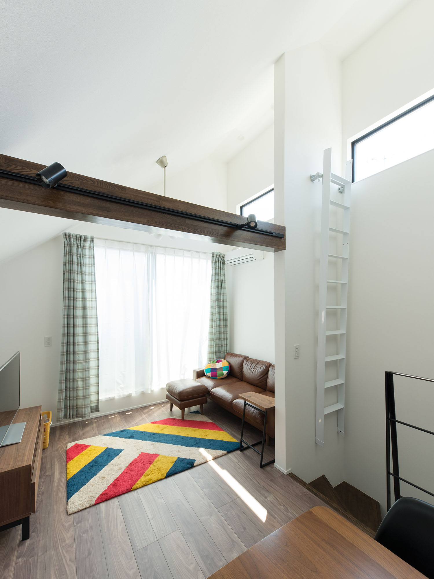 大きな窓とハイサイドライトがある梁見せ天井のLDK・デザイン住宅 注文住宅・デザイン住宅建築実例_『CASE594 TOOL BOX』_LDK