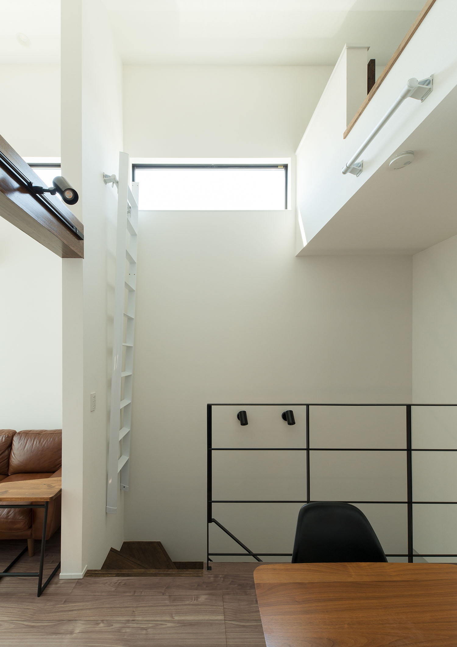 壁にはしごが掛けられたロフトのある二階LDK・デザイン住宅 注文住宅・デザイン住宅建築実例_『CASE594 TOOL BOX』_LDK