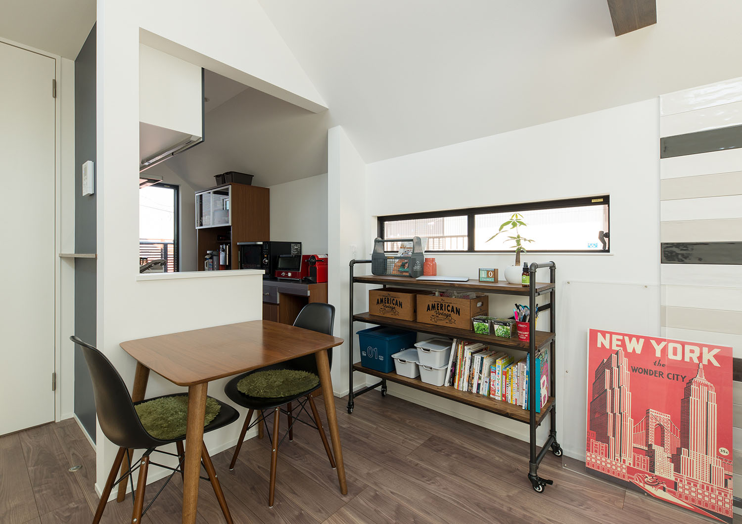 横長のスリット窓がある、二人掛けのダイニングテーブルを置いたLDK・デザイン住宅 注文住宅・デザイン住宅建築実例_『CASE594 TOOL BOX』_LDK