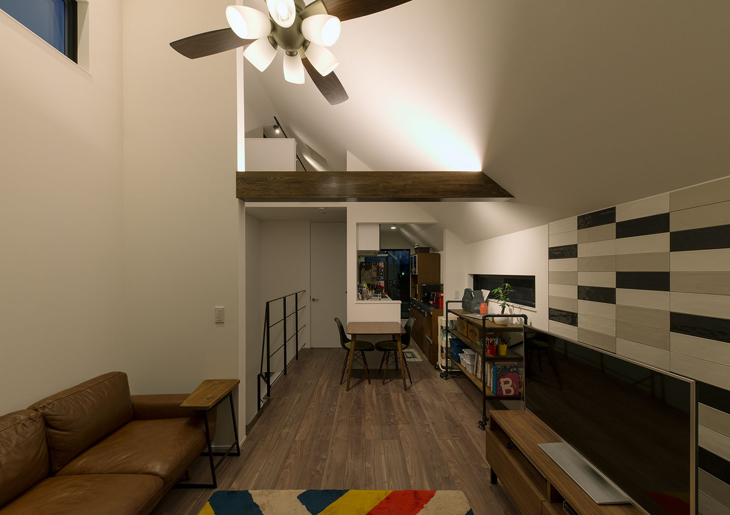 シーリングファンとシャンデリアが一体になった照明があるLDK・デザイン住宅 注文住宅・デザイン住宅建築実例_『CASE594 TOOL BOX』_LDK