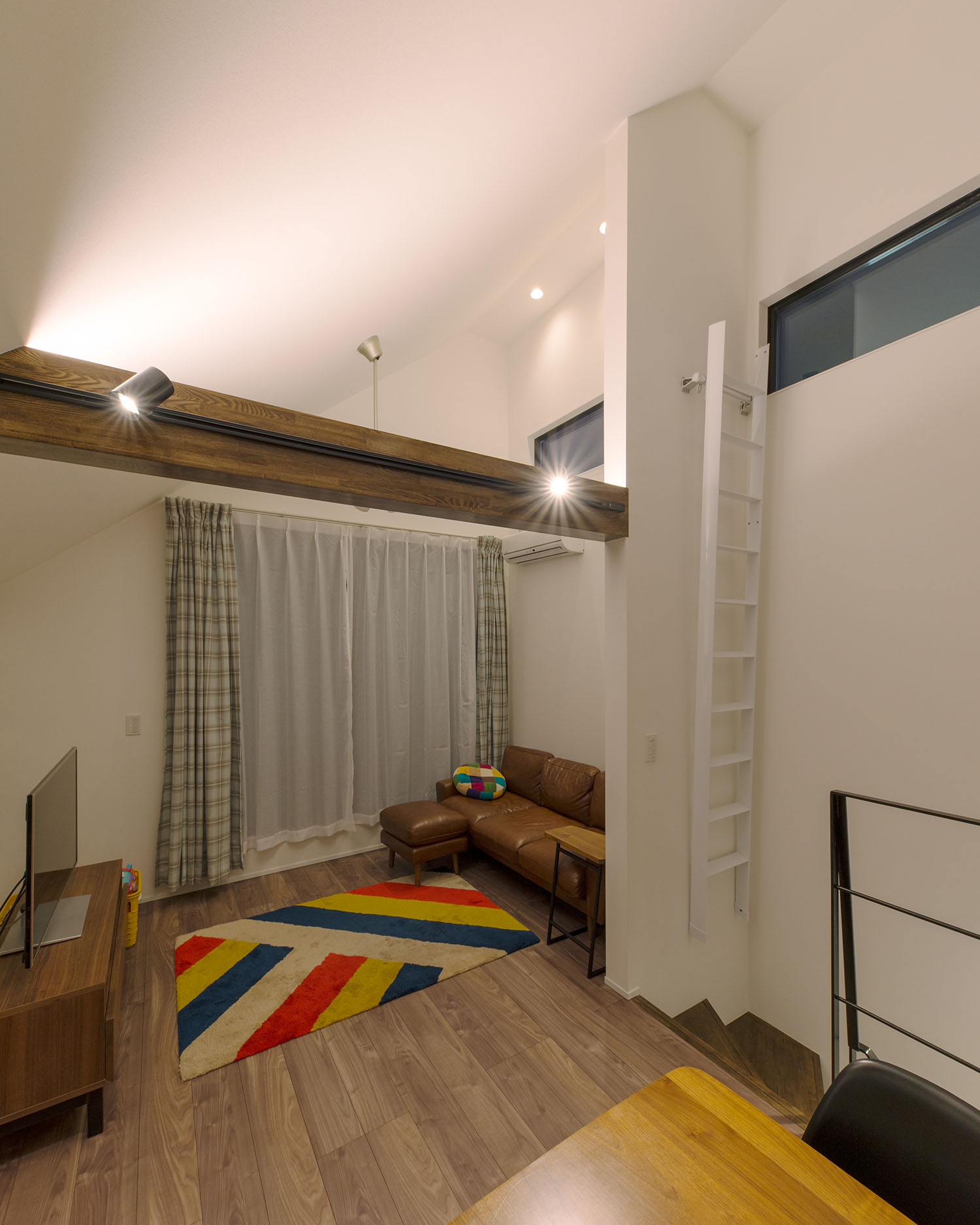 梁にスポットライトが取り付けられた高天井のLDK・デザイン住宅 注文住宅・デザイン住宅建築実例_『CASE594 TOOL BOX』_LDK