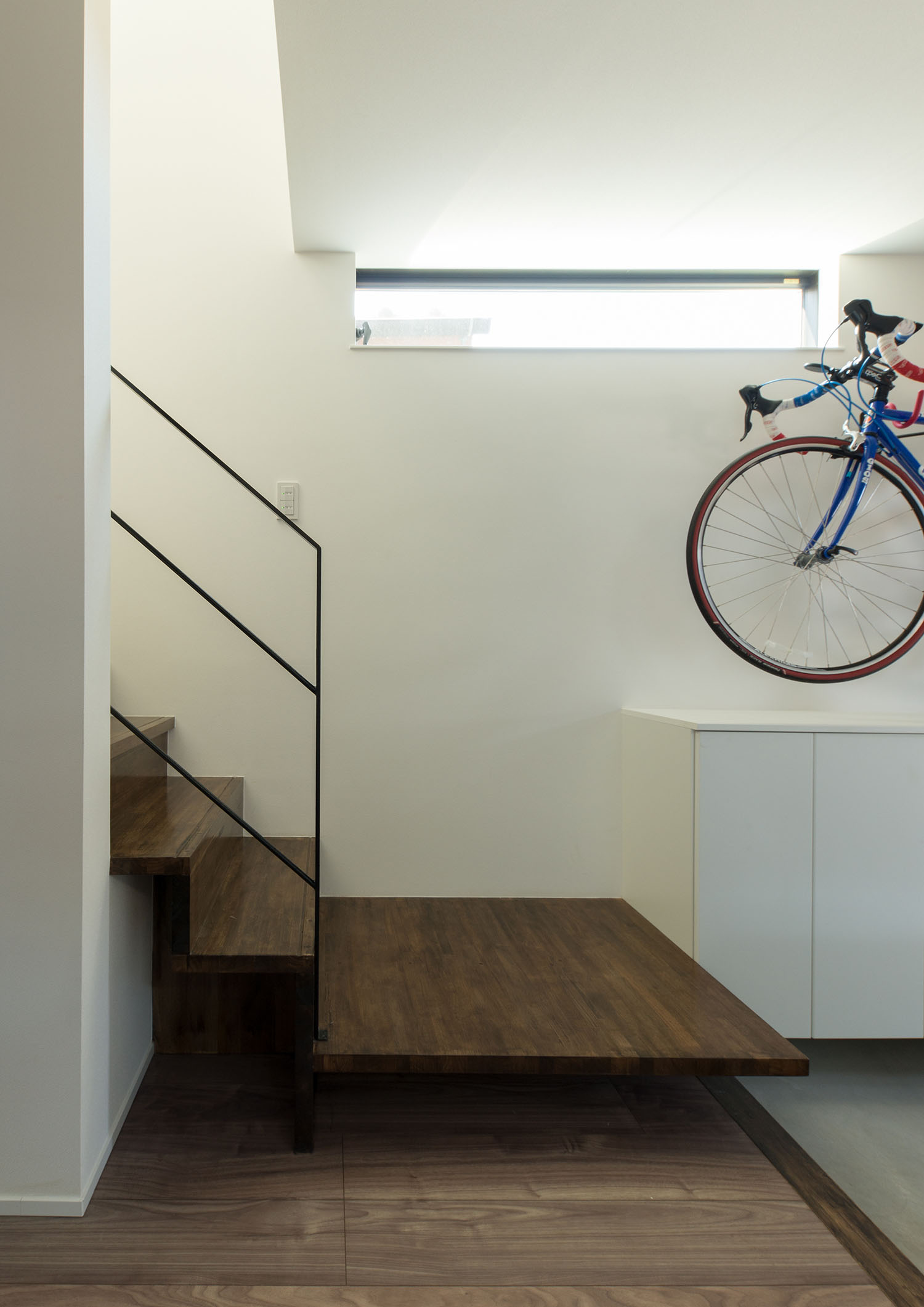 浮いたデザインになっている木製の箱型階段・デザイン住宅 注文住宅・デザイン住宅建築実例_『CASE594 TOOL BOX』_階段