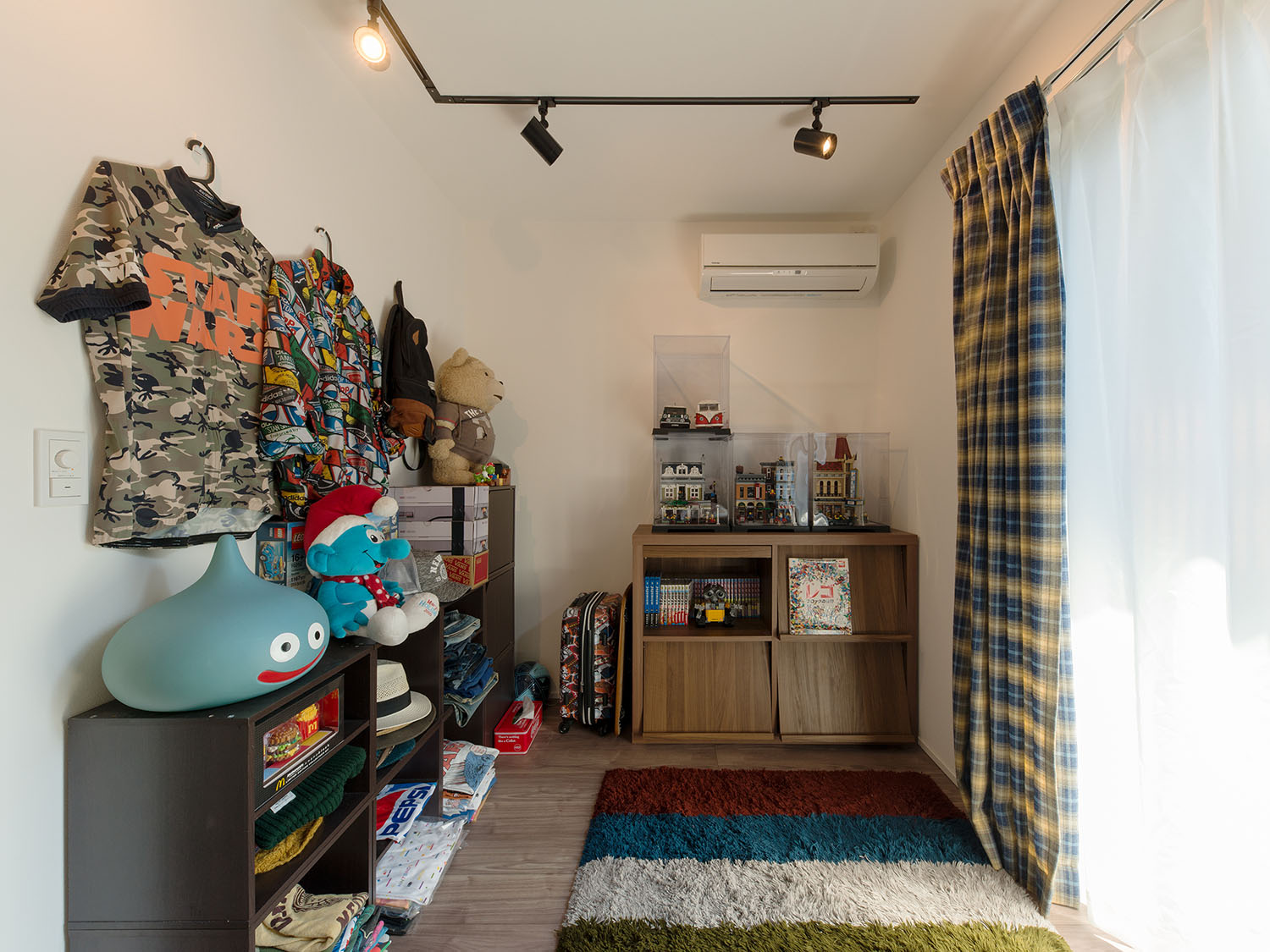 趣味のものを多く収納したスポットライト付きの書斎・デザイン住宅 注文住宅・デザイン住宅建築実例_『CASE594 TOOL BOX』_書斎