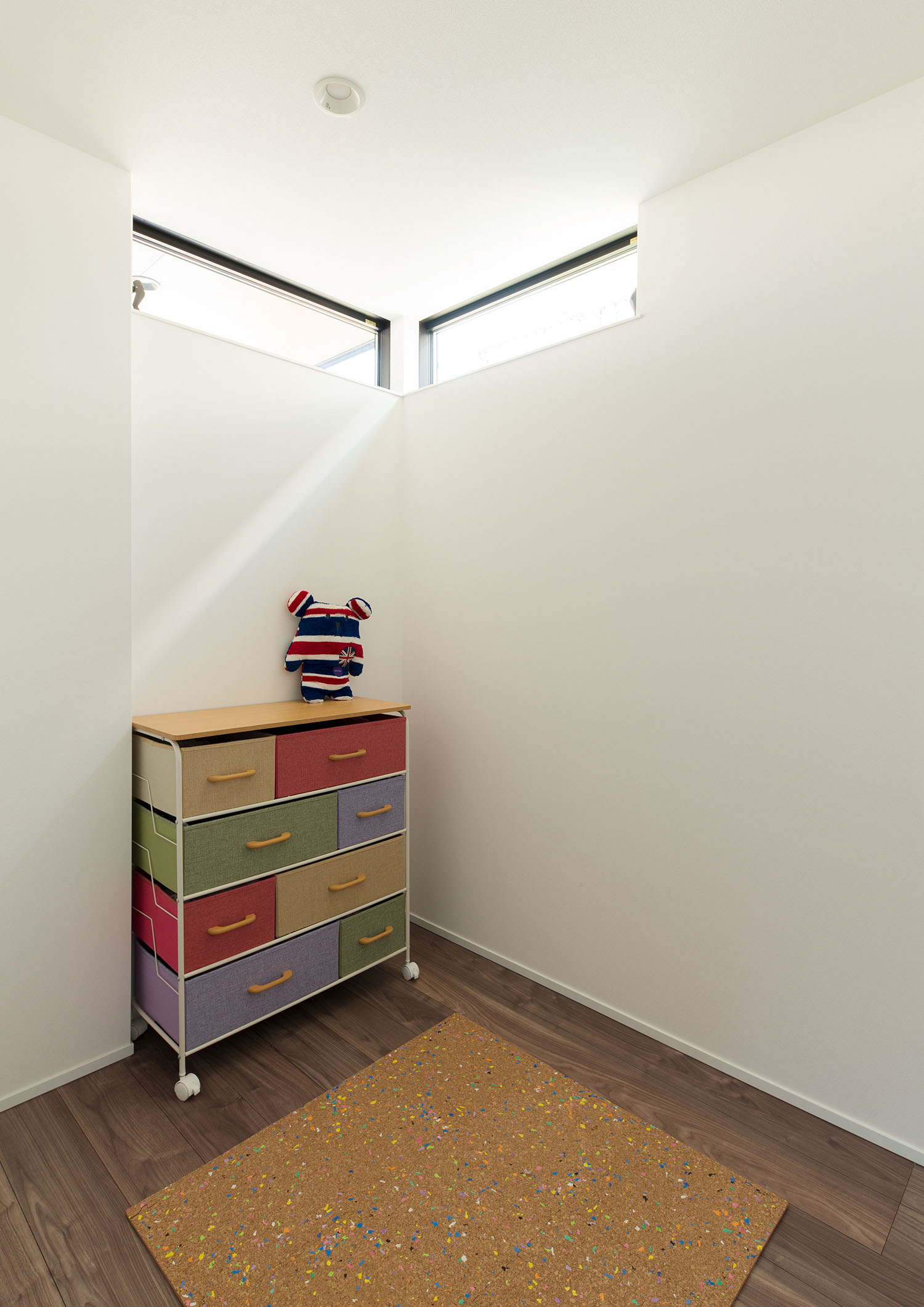 ハイサイドライトが二方向に設けられたカラフルな収納ボックスのある子供部屋・デザイン住宅 注文住宅・デザイン住宅建築実例_『CASE594 TOOL BOX』_子供部屋