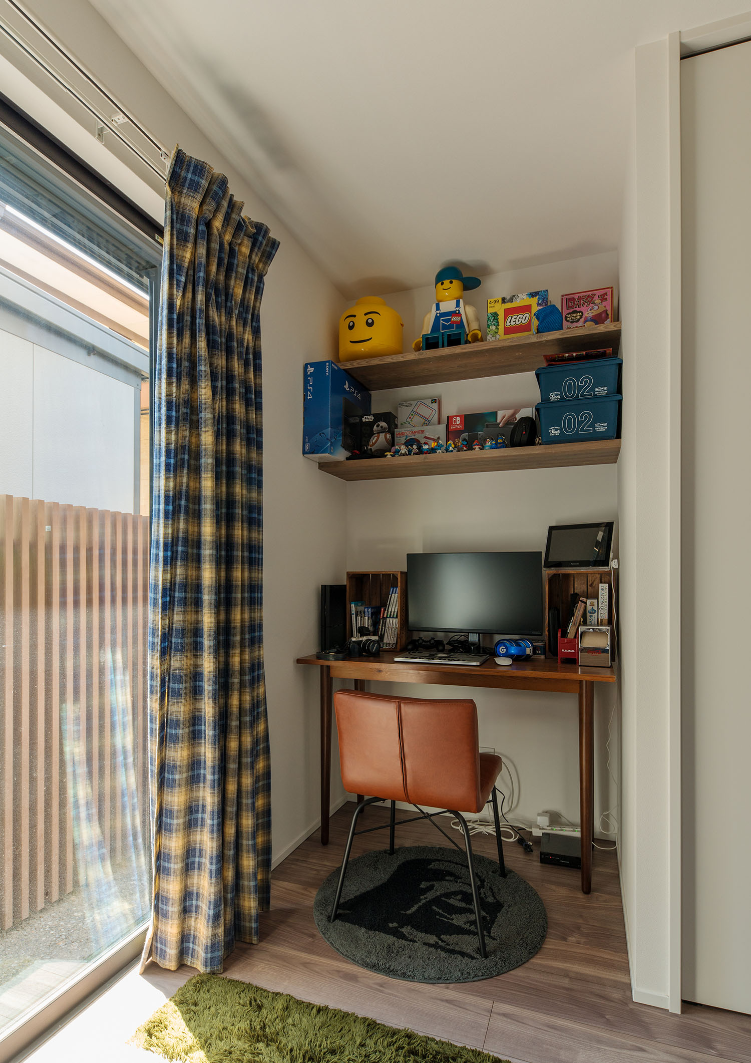 壁付けのデスクと棚がある窓付きの書斎・デザイン住宅 注文住宅・デザイン住宅建築実例_『CASE594 TOOL BOX』_書斎