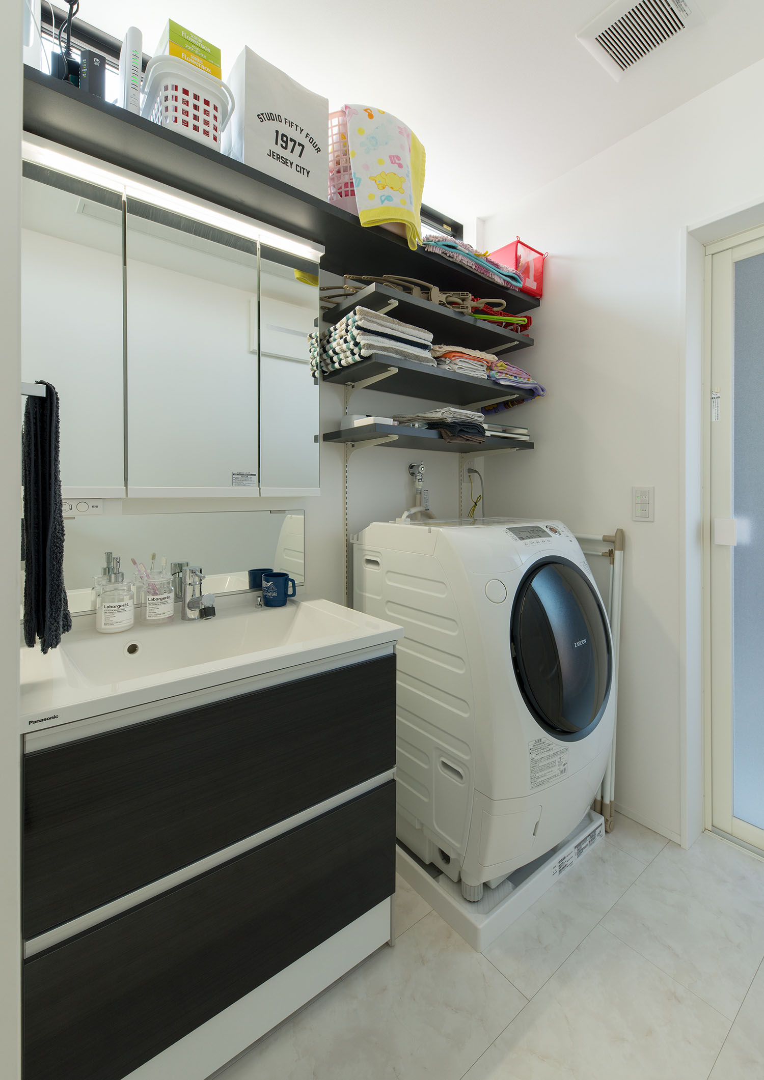 壁付け棚を多く設けた洗面所・デザイン住宅 注文住宅・デザイン住宅建築実例_『CASE594 TOOL BOX』_浴室・洗面所