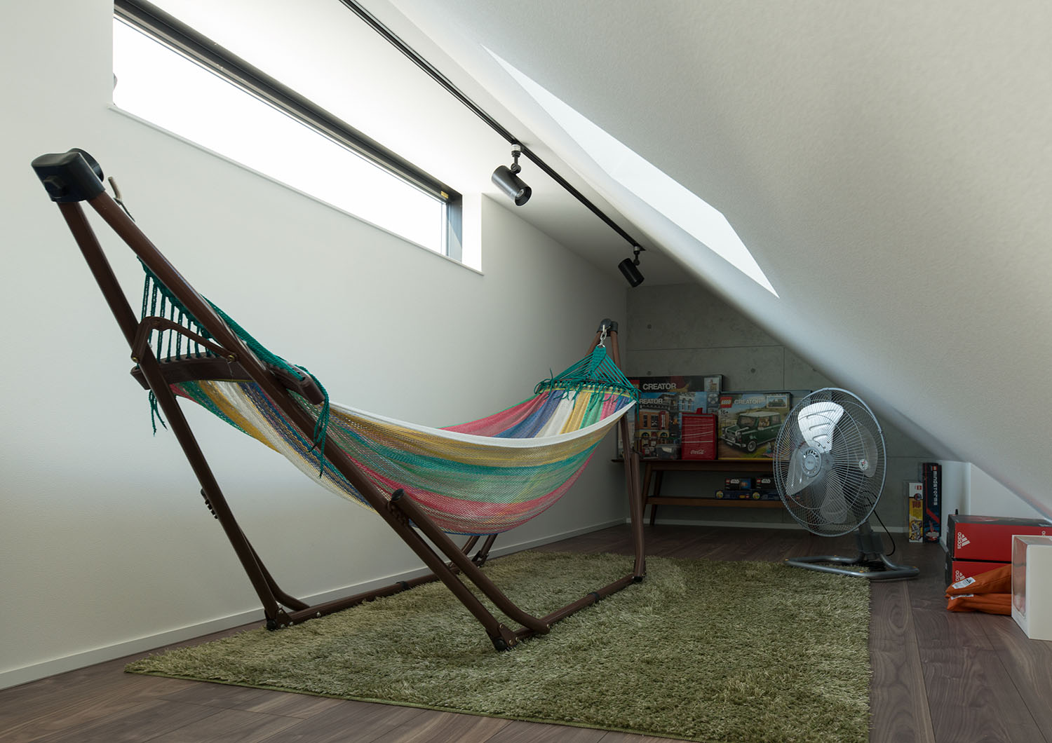ハンモックを置いたハイサイドライト付きのロフト・デザイン住宅 注文住宅・デザイン住宅建築実例_『CASE594 TOOL BOX』_フリースペース